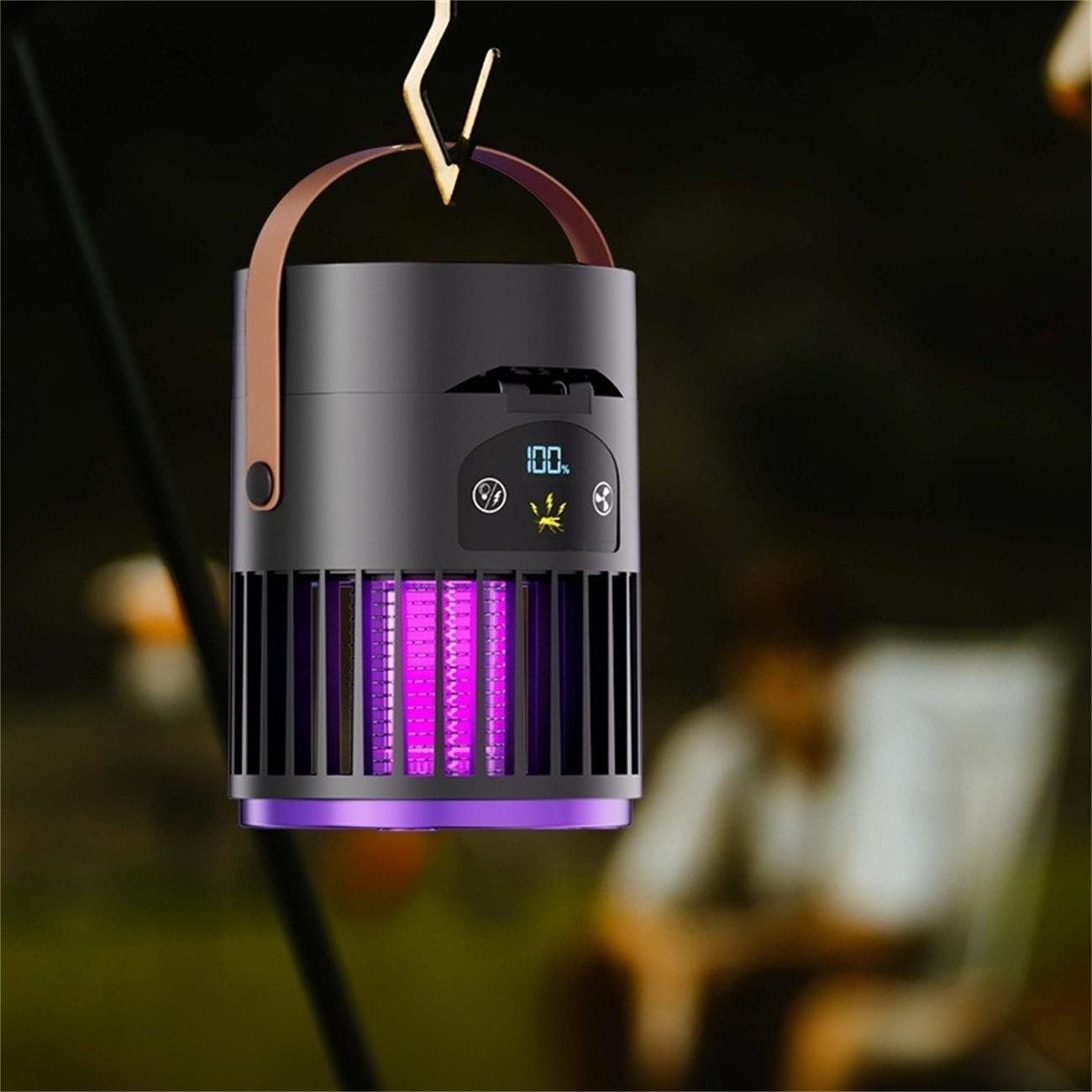 Ein lila Insektenvernichter, der draußen hängt, mit verschwommenem Hintergrund.