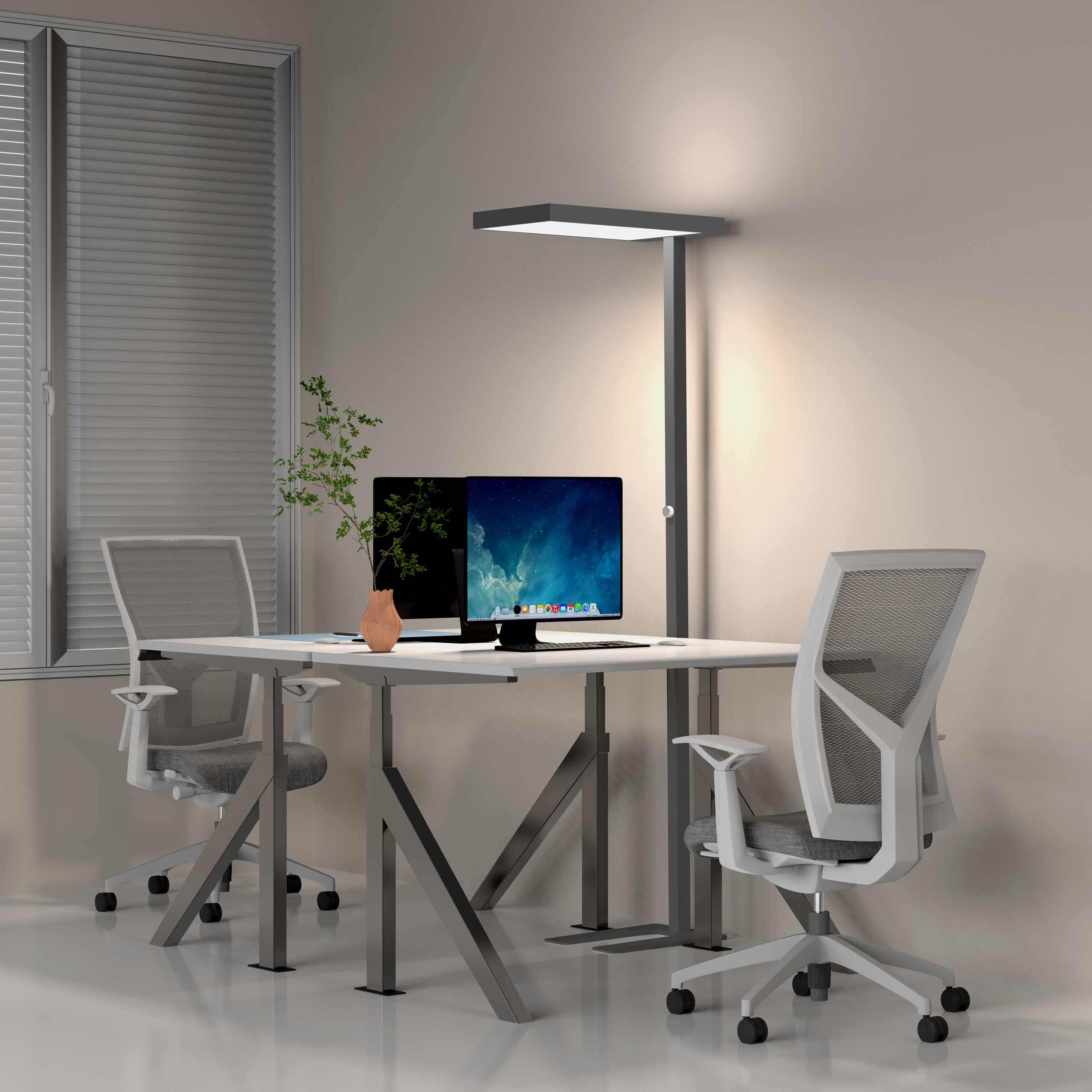 Ein modernes Büro mit zwei Stühlen, einem Schreibtisch, einem Monitor und einer hohen Lampe in der Nähe eines Fensters.