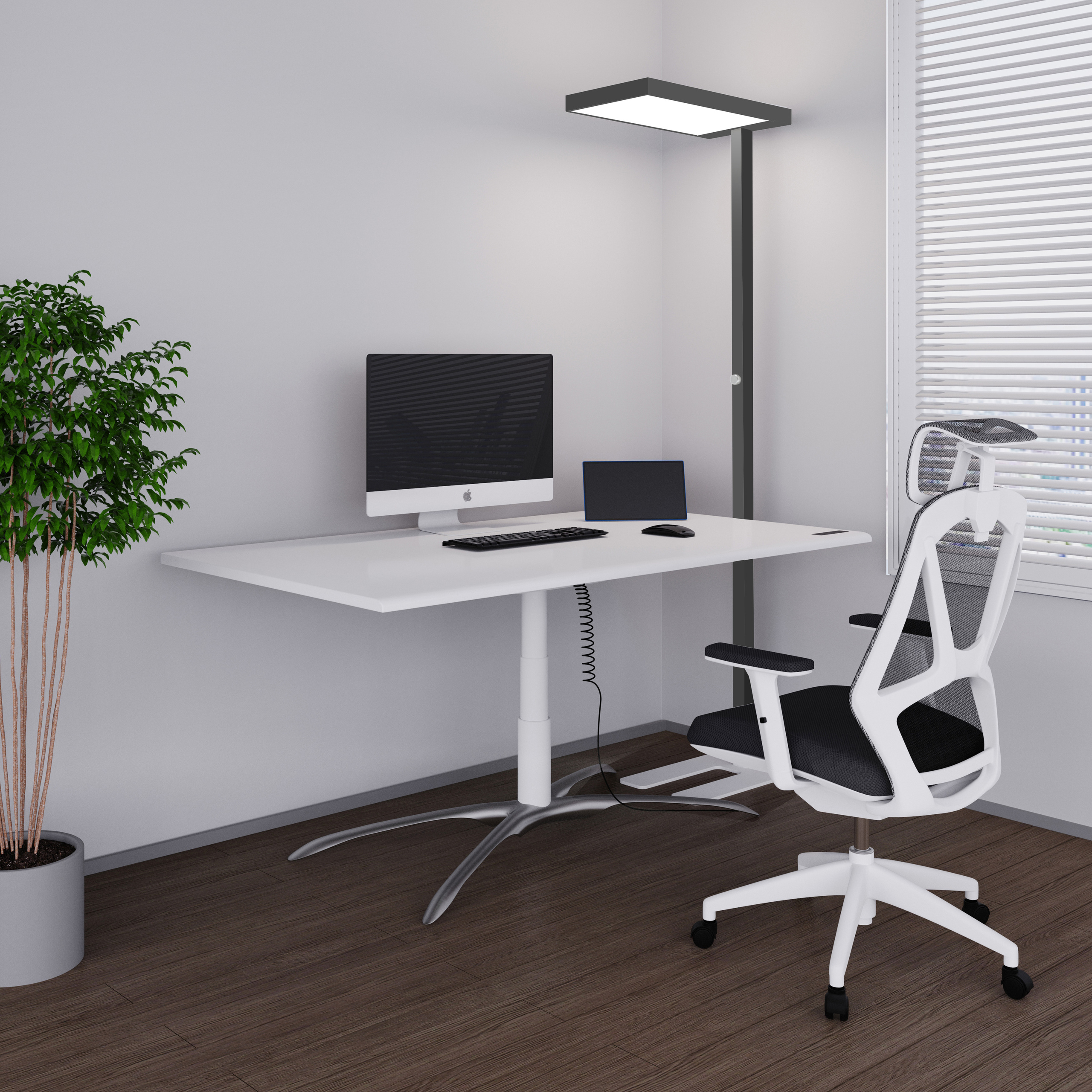 Ein gut beleuchtetes Büro mit Schreibtisch, Computer, Stehlampe und Fenster mit Jalousien.