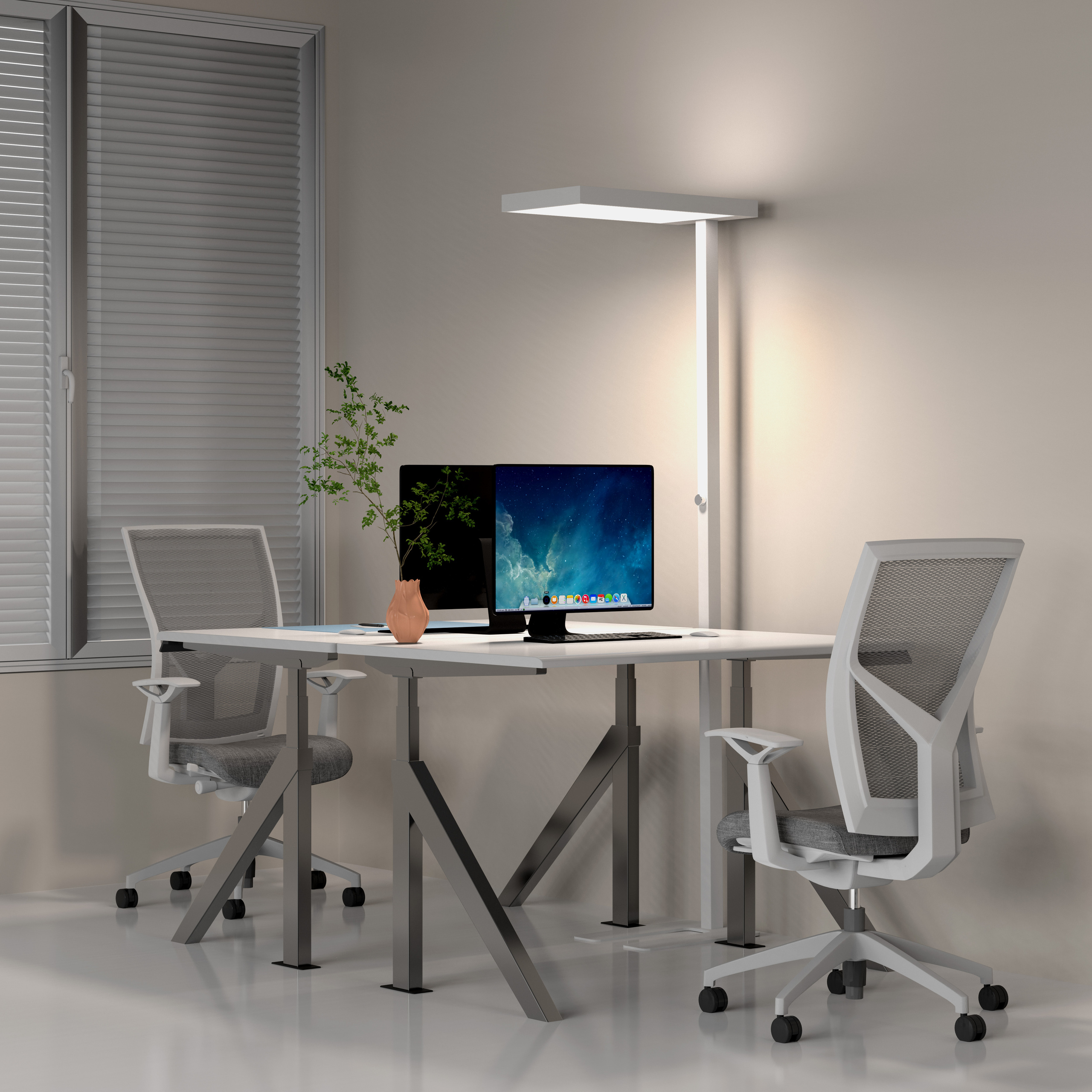 Ein modernes Büro mit zwei Stühlen, einem Schreibtisch, einem Monitor und einer hohen Lampe in der Nähe eines Fensters.