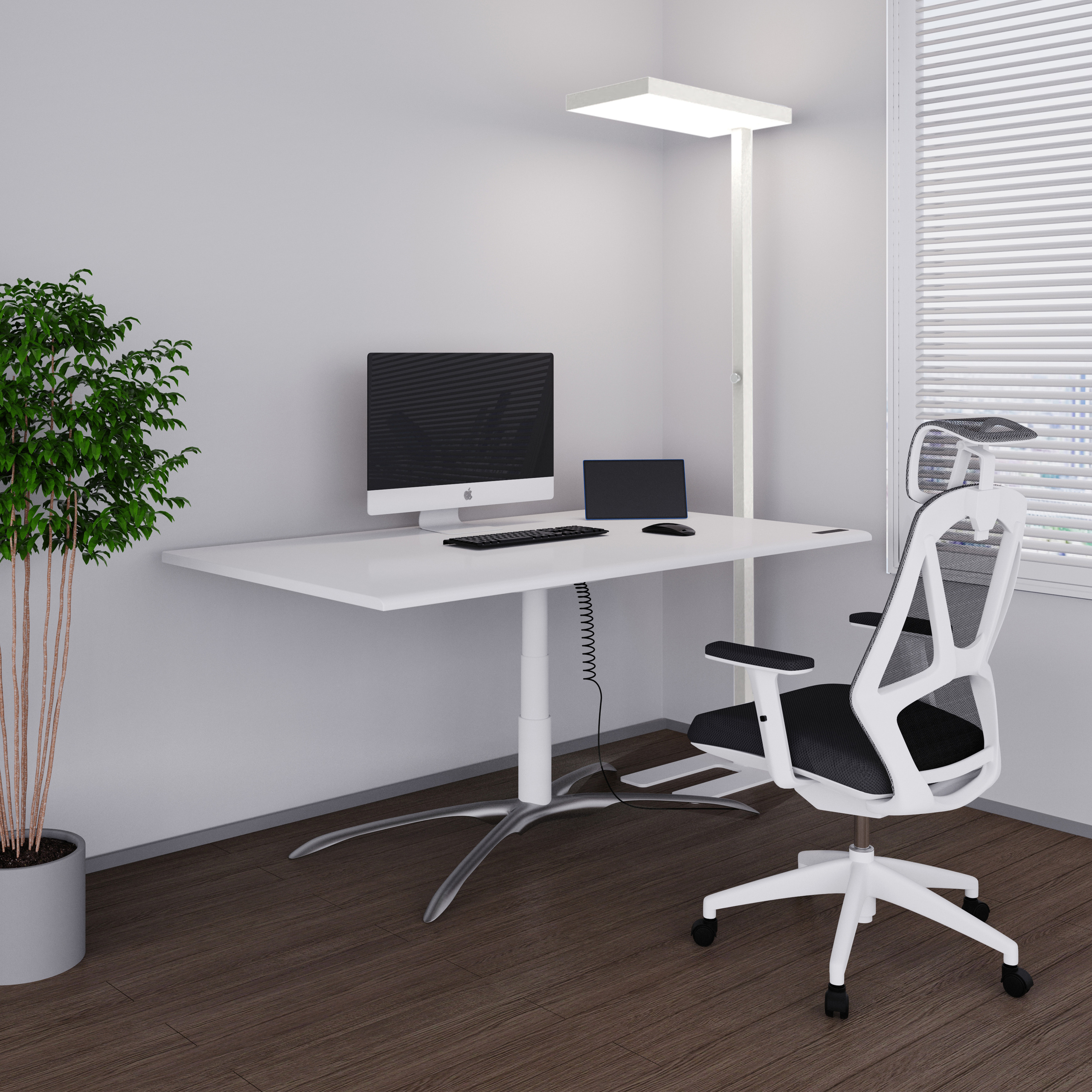 Moderne Büroeinrichtung mit weißem Schreibtisch, Computer, Stuhl und hoher Lampe. Fenster sichtbar.
