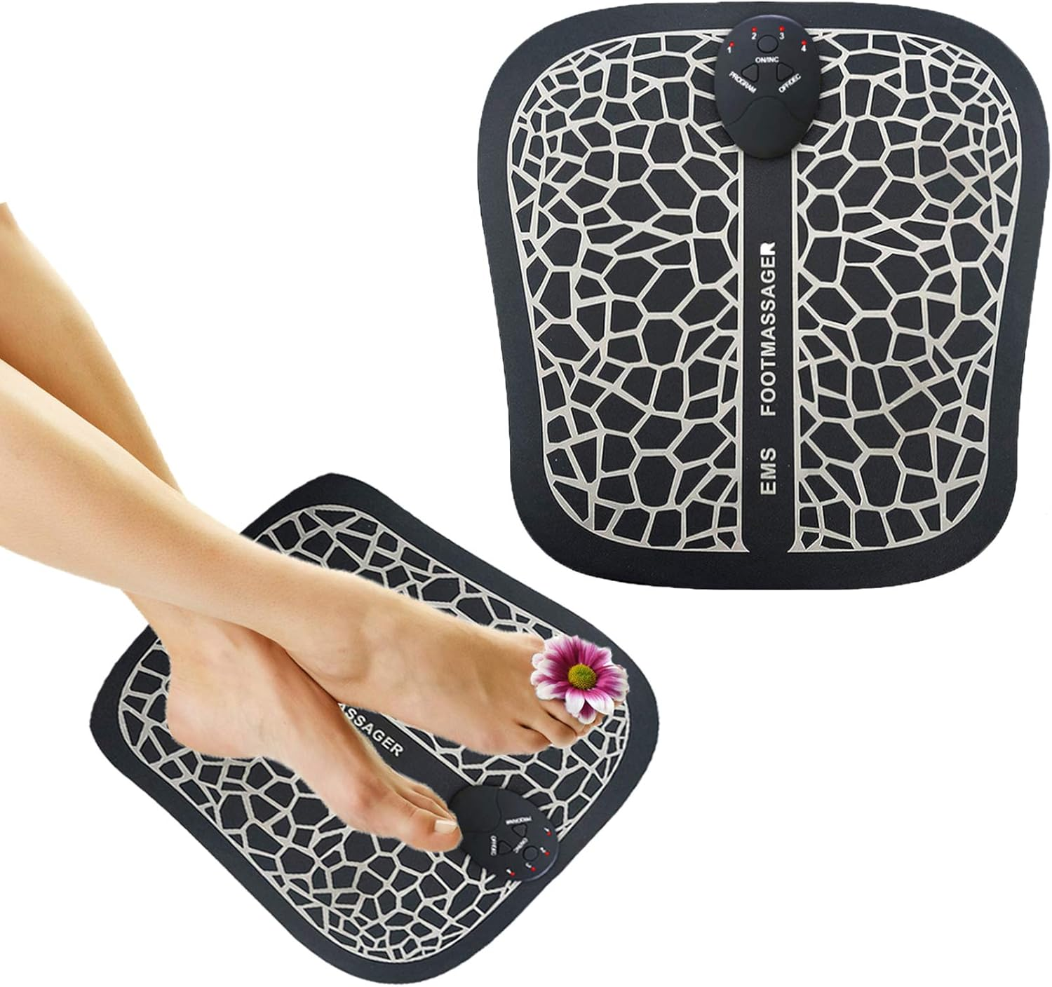 Zwei Fußmassagepads, auf einem liegen die Füße einer Frau. Das Pad hat schwarz-weiße Muster.