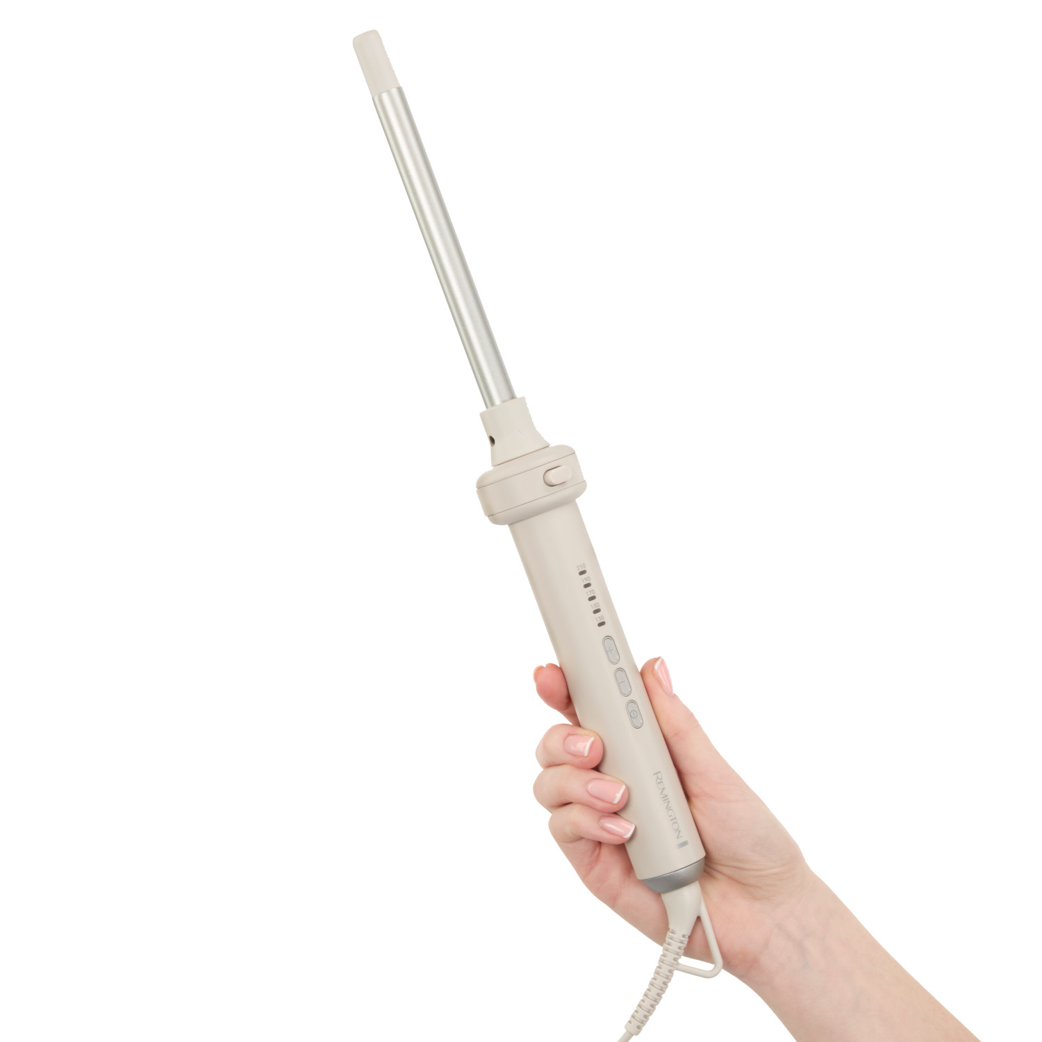 Una mano di donna che tiene un ferro arricciacapelli. È color crema con un cilindro argentato e pulsanti.