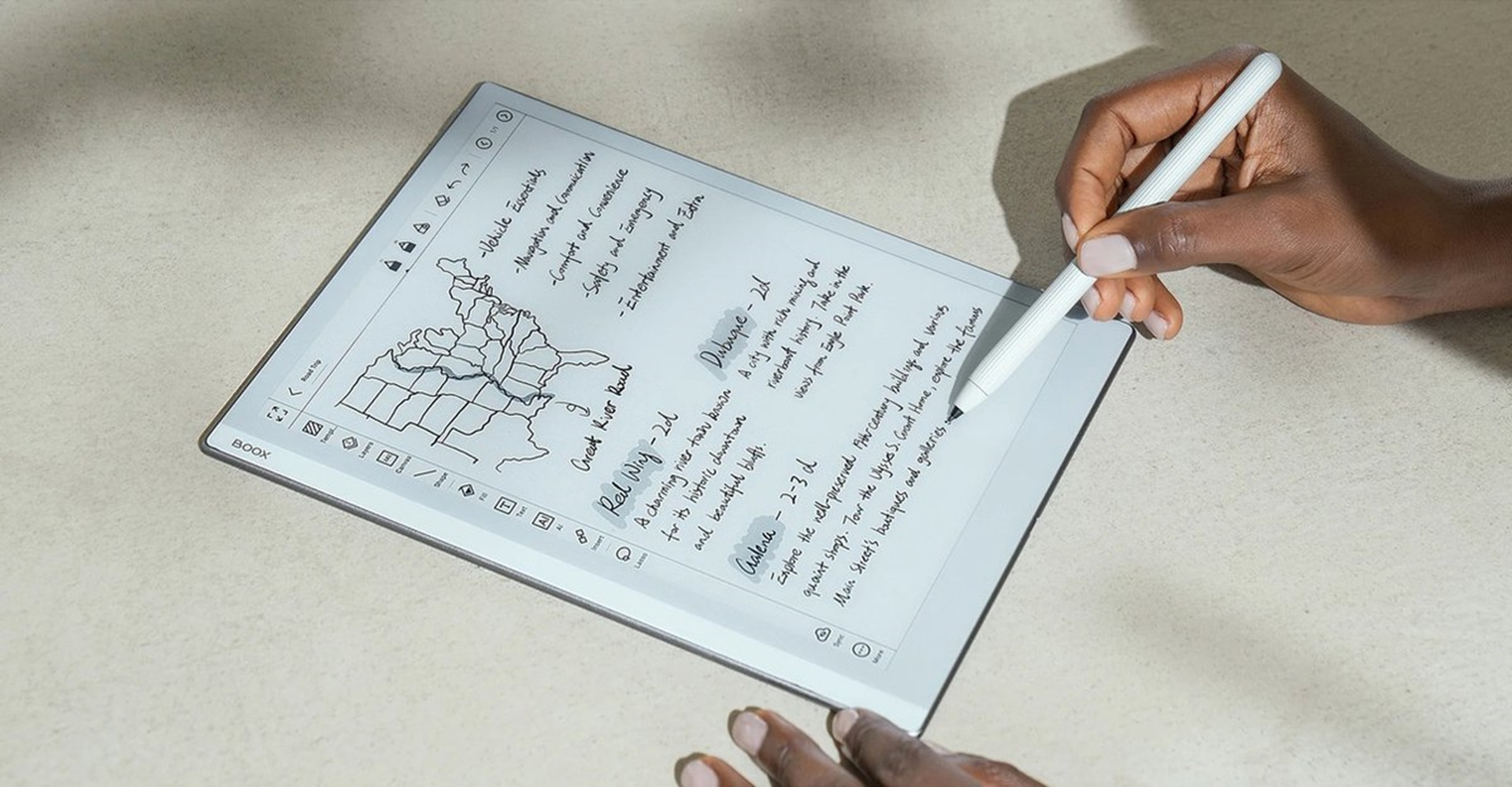 Een hand die een stylus gebruikt op een tablet. De tablet toont handgeschreven notities en een kaart.