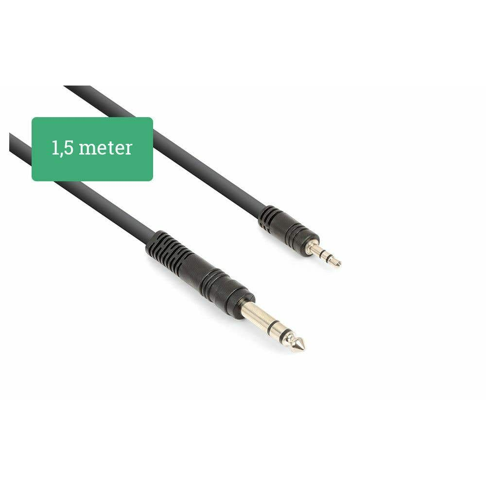 Cable de audio negro con una etiqueta verde de 1,5 metros. El fondo es blanco.