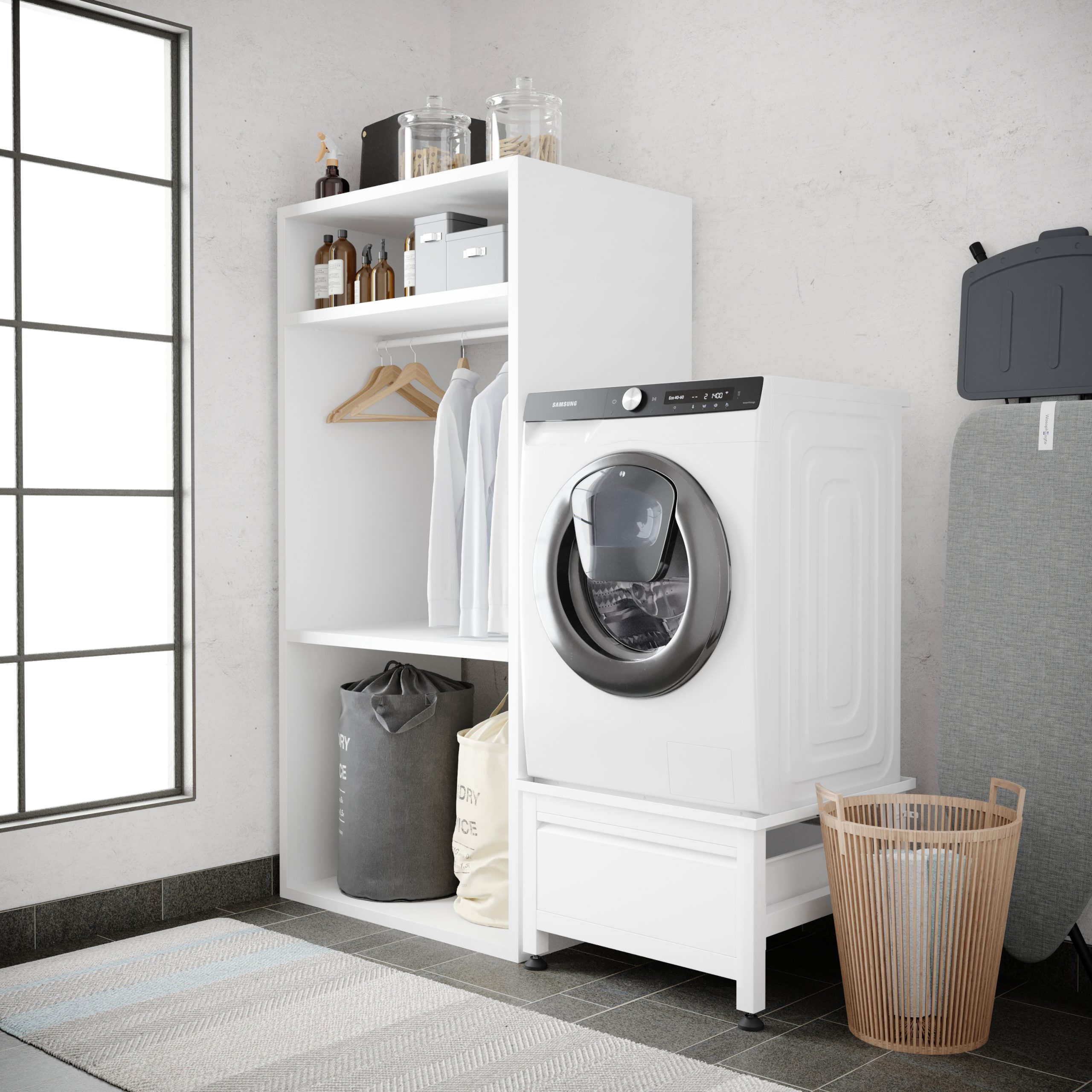 Een wasruimte met een wasmachine, wasmand, planken en een raam aan de linkerkant.