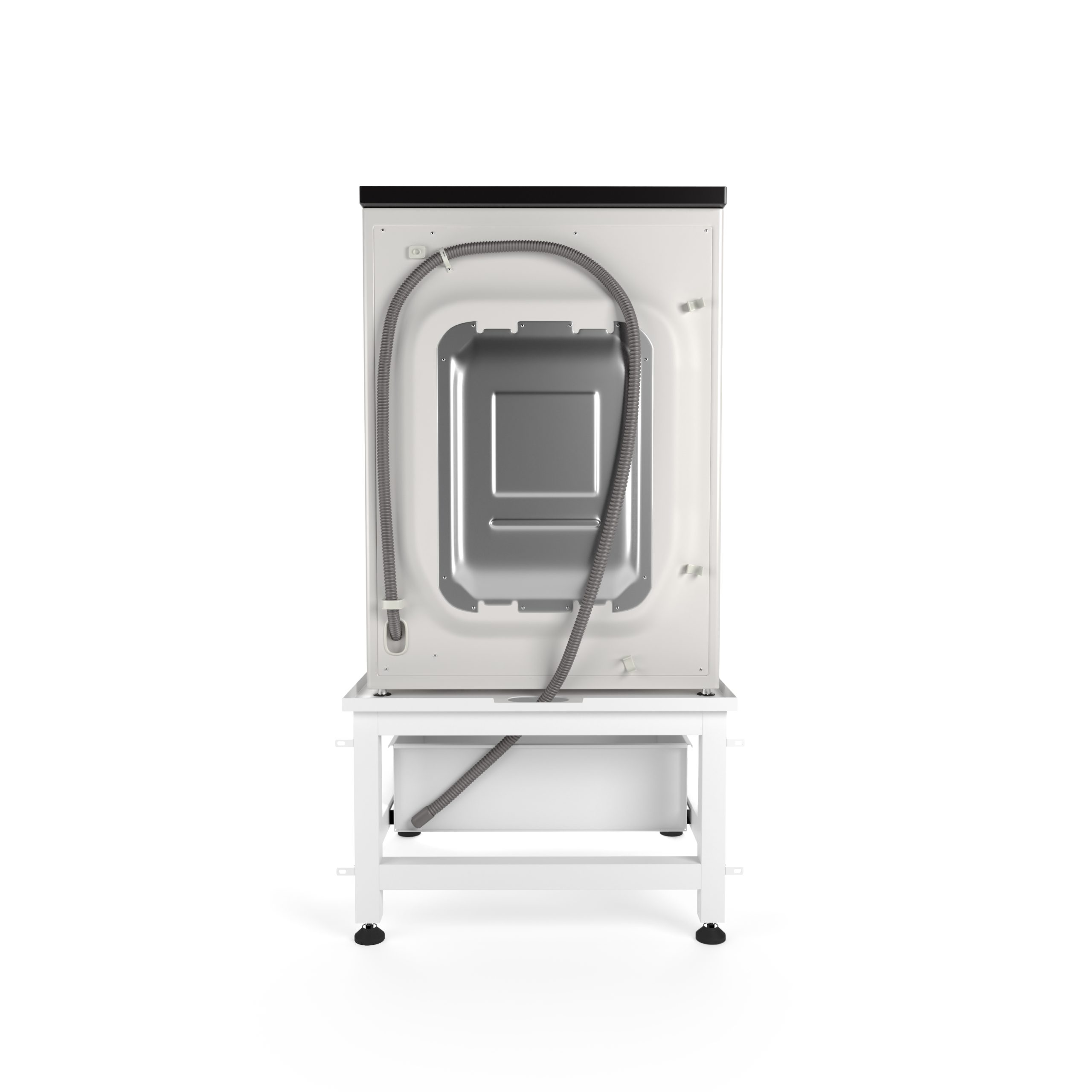 Witte wasmachine op witte standaard, achteraanzicht. Grijze slang loopt naar beneden. Zwarte poten. Witte achtergrond.