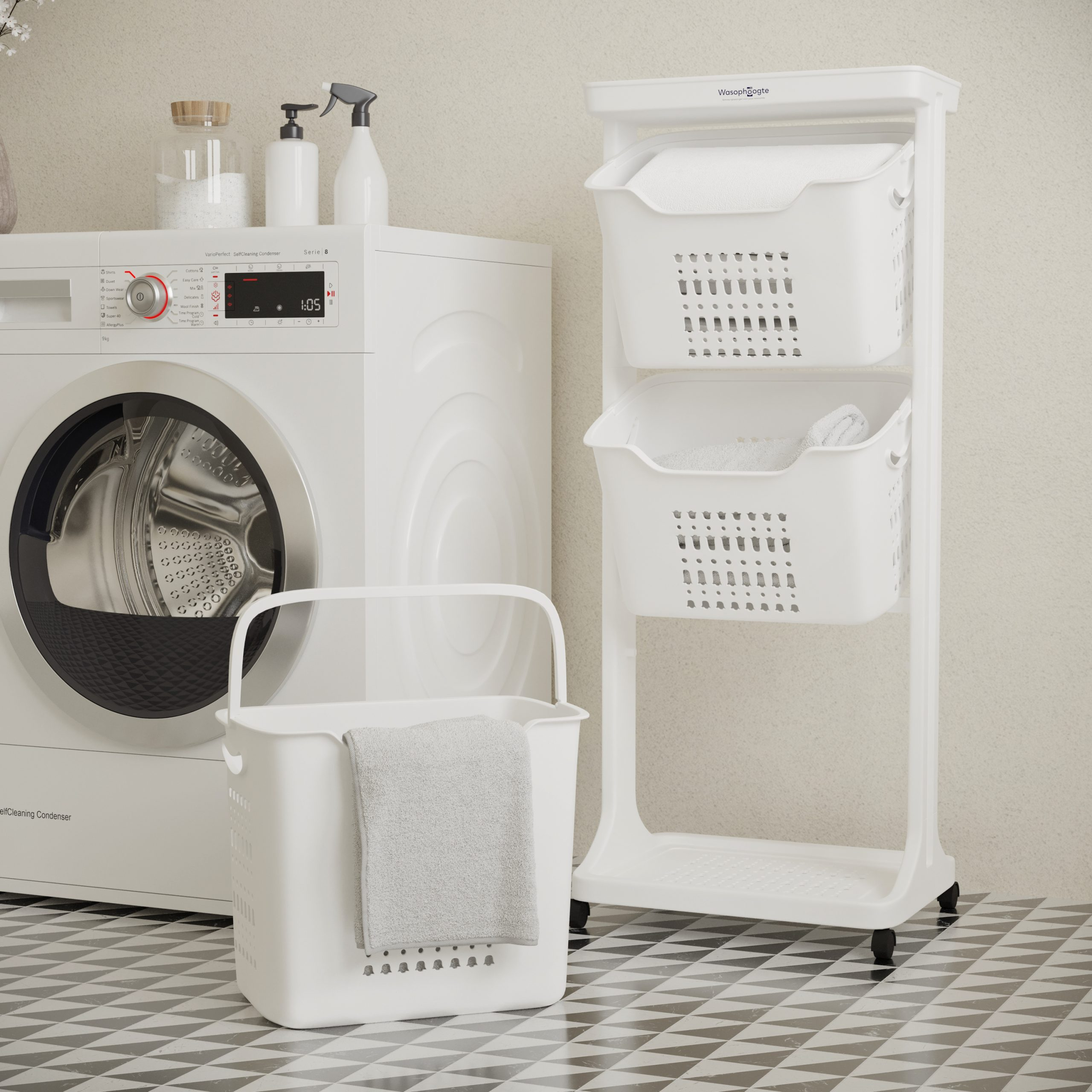 Une buanderie avec une machine à laver, un trieur de linge et un panier blanc. Divers produits de nettoyage sont visibles.