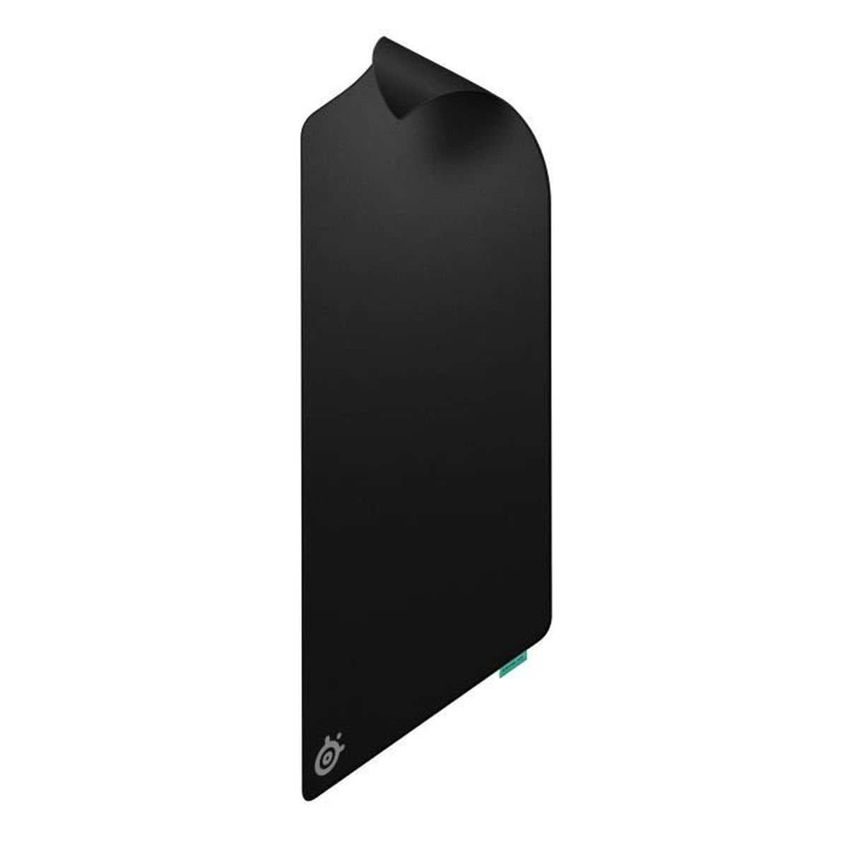 Un tapis de souris noir avec le logo SteelSeries et un bord incurvé, sur fond blanc.