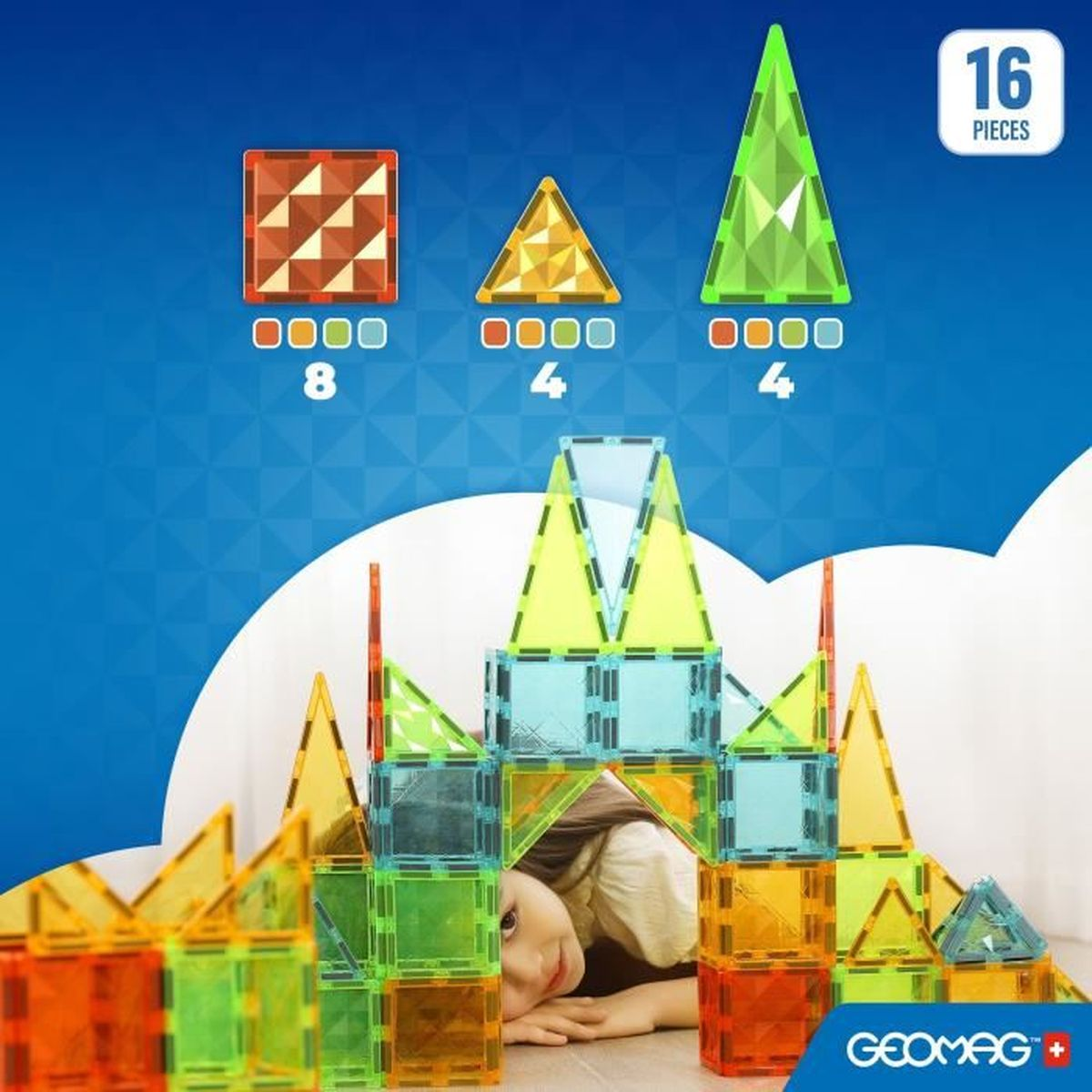 Un bambino che gioca con forme geometriche colorate fatte di plastica e magneti.