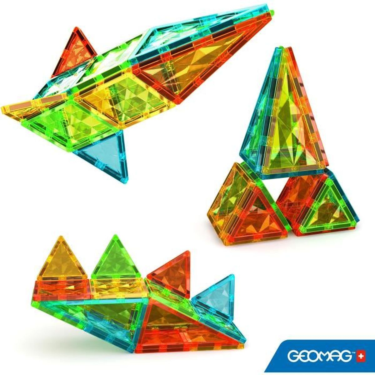 Varie tessere magnetiche Geomag colorate disposte in diverse forme geometriche. Il logo Geomag è visibile.