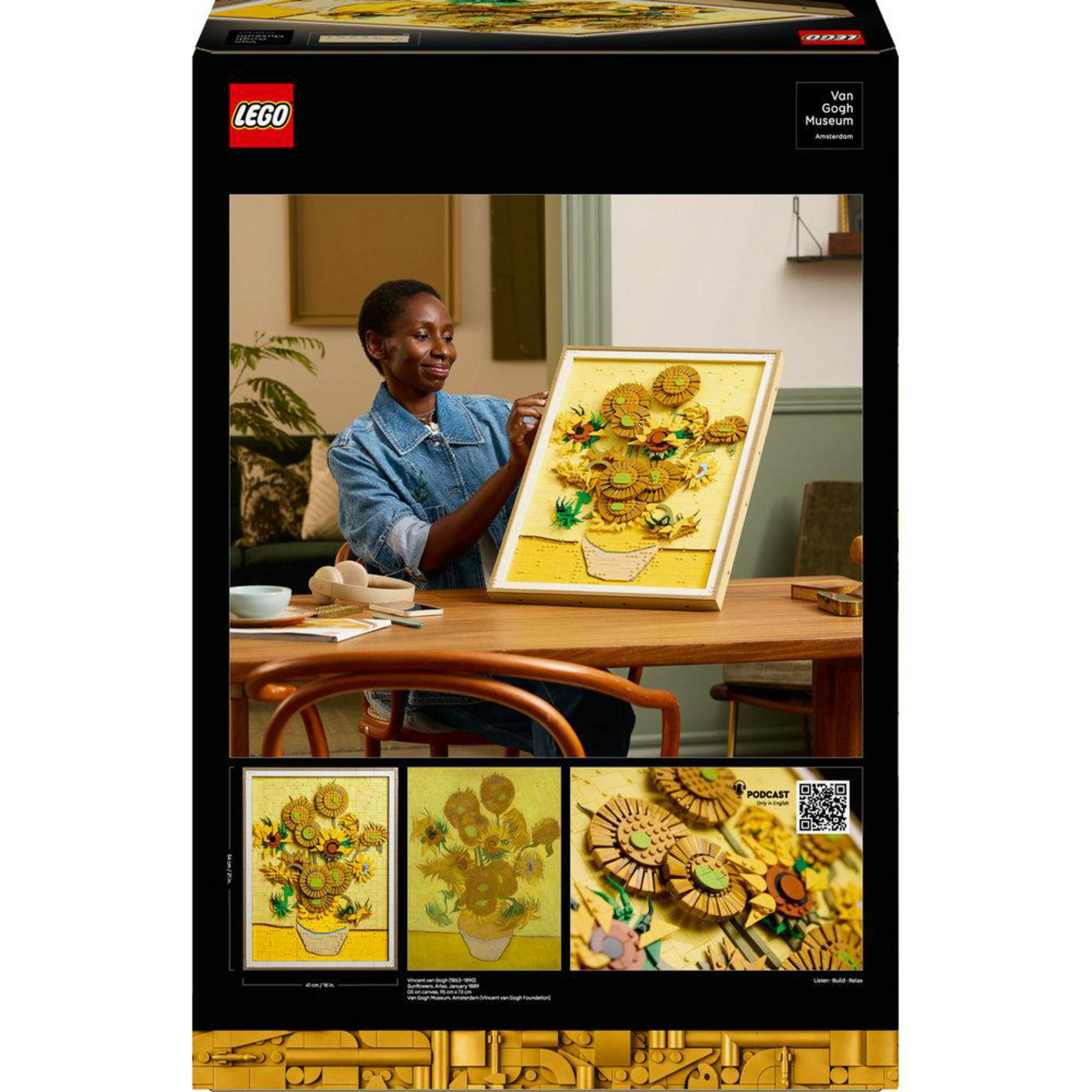 Una donna esamina un set LEGO dei Girasoli di Van Gogh. La scatola e l'opera sono su un tavolo.