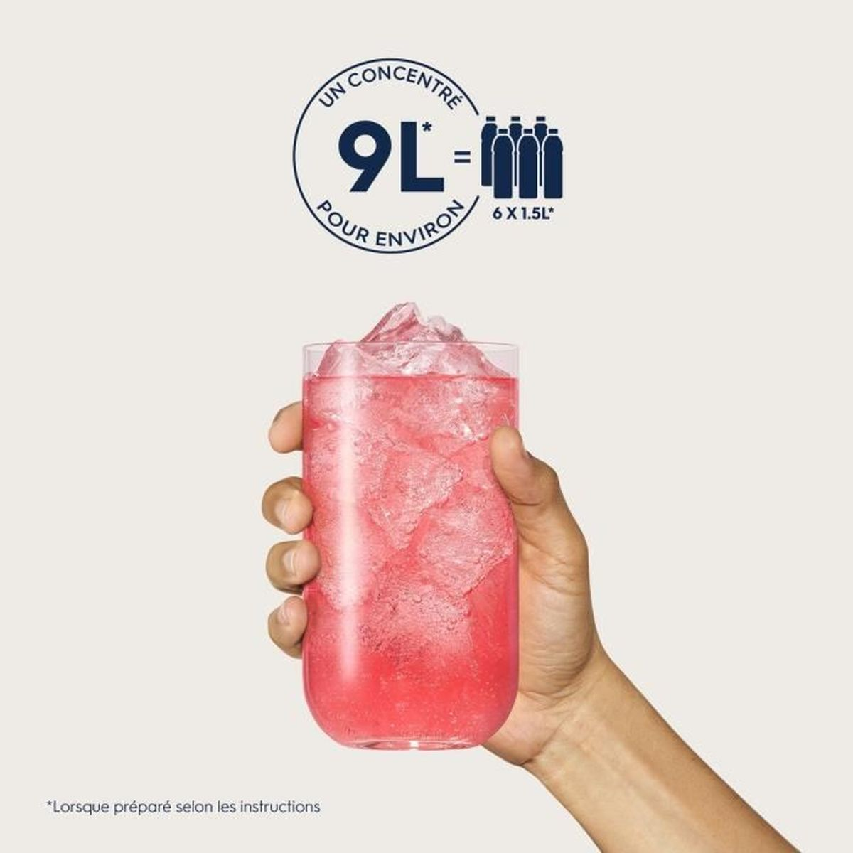 Eine Hand hält ein Glas mit rosa Getränk und Eis. Oben befindet sich ein Logo.