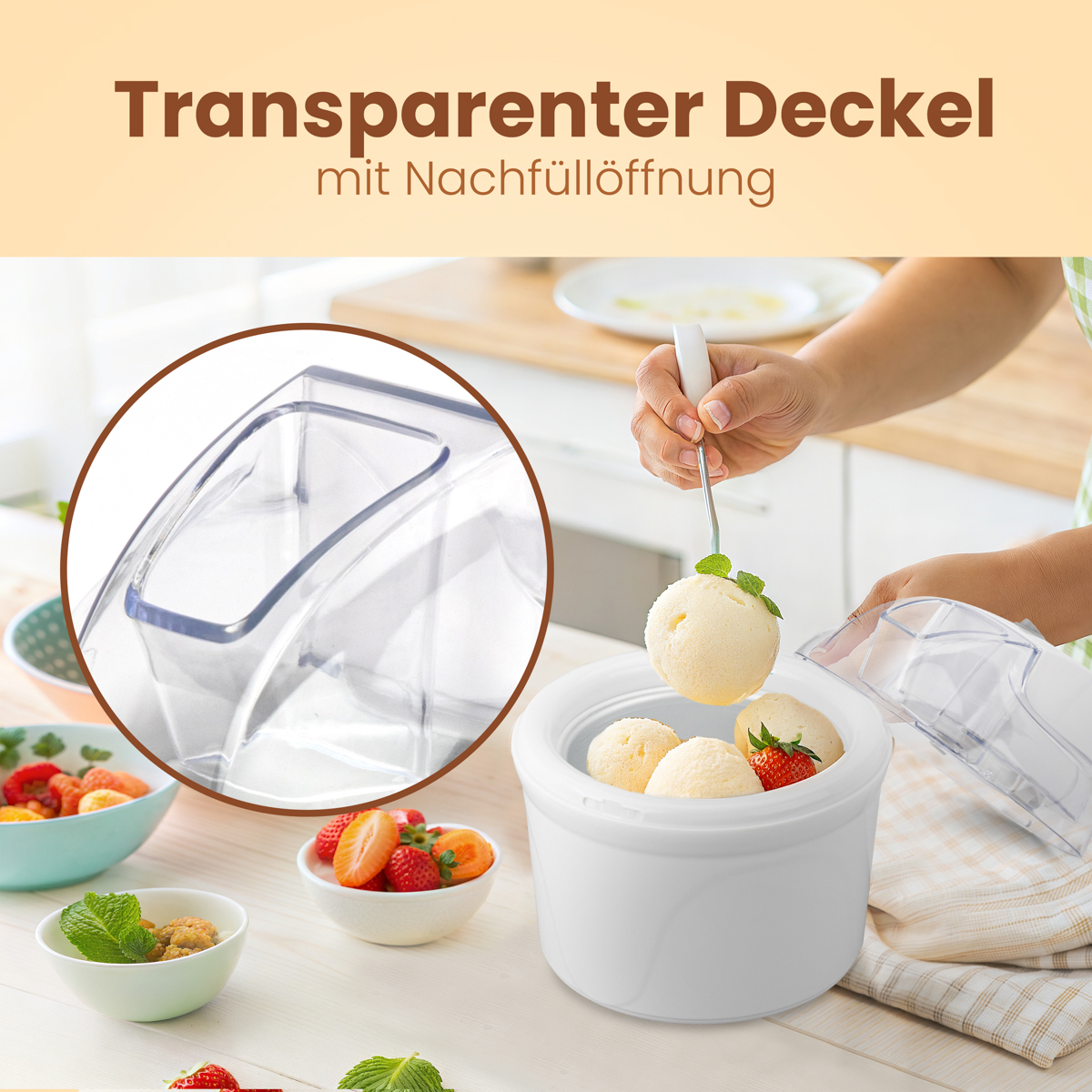 Osoba nabiera lody waniliowe z białej miski. Truskawki i listki mięty ułożone są wokół miski na drewnianej powierzchni.