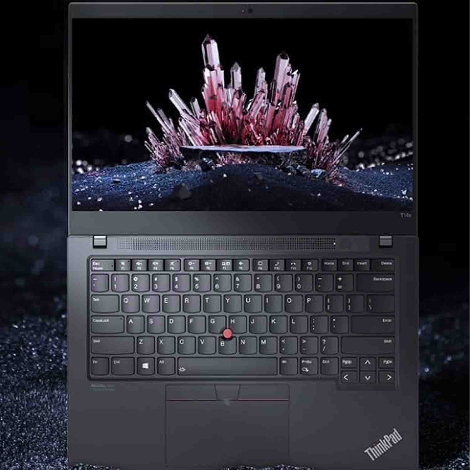 Portátil ThinkPad negro, abierto. La pantalla muestra una obra de arte de cristales rojos sobre un fondo negro.
