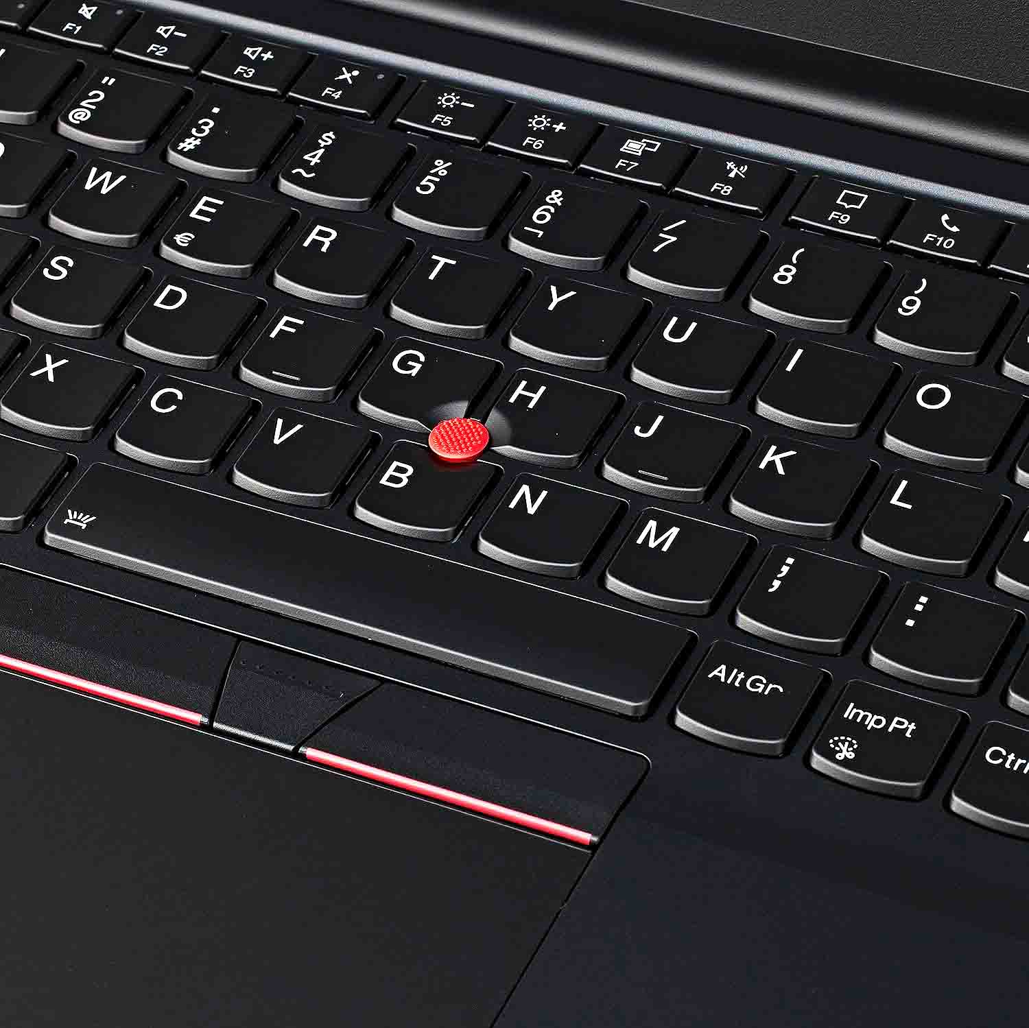 Primer plano de un teclado de portátil con puntero rojo. Las teclas son negras, con letras y símbolos blancos.