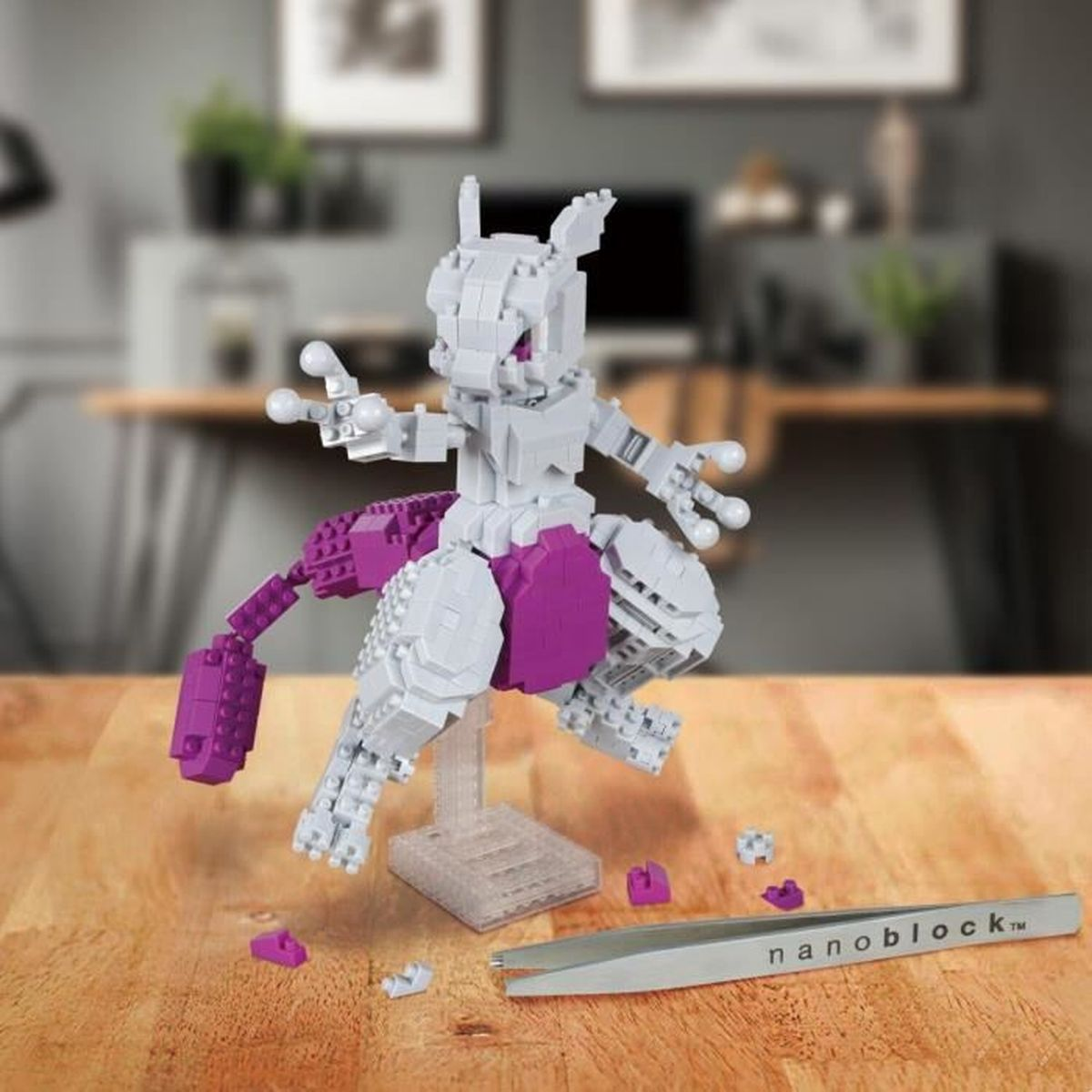Eine weiß-violette Mewtwo-Figur aus Blöcken. Sie steht auf einer transparenten Plattform.