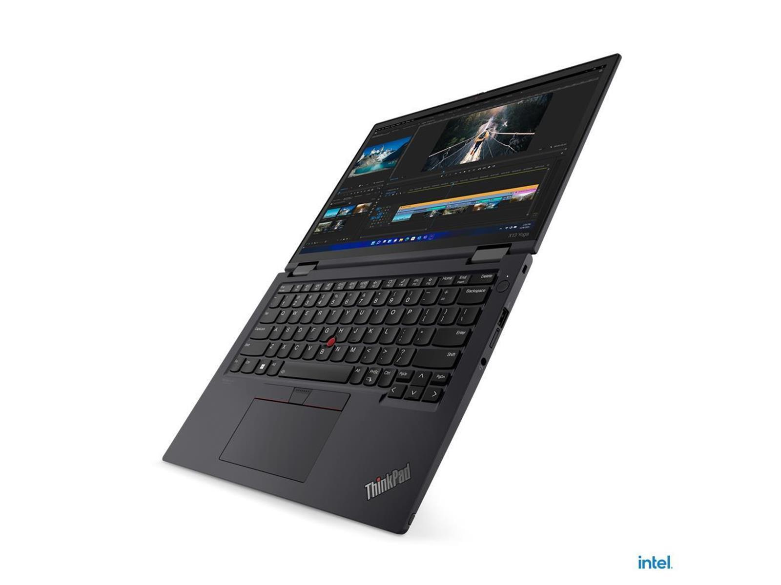 Schwarzer Laptop mit offenem Bildschirm, der Videobearbeitungssoftware anzeigt, auf weißem Hintergrund abgewinkelt. Das Intel-Logo ist unten.