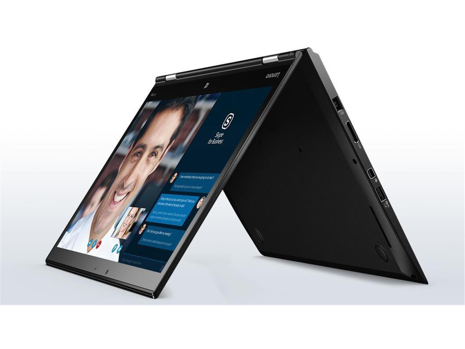 Ein schwarzer Laptop ist geöffnet und zeigt einen Videoanruf an. Ein Mann ist auf dem Bildschirm mit mehreren kleineren Fenstern.