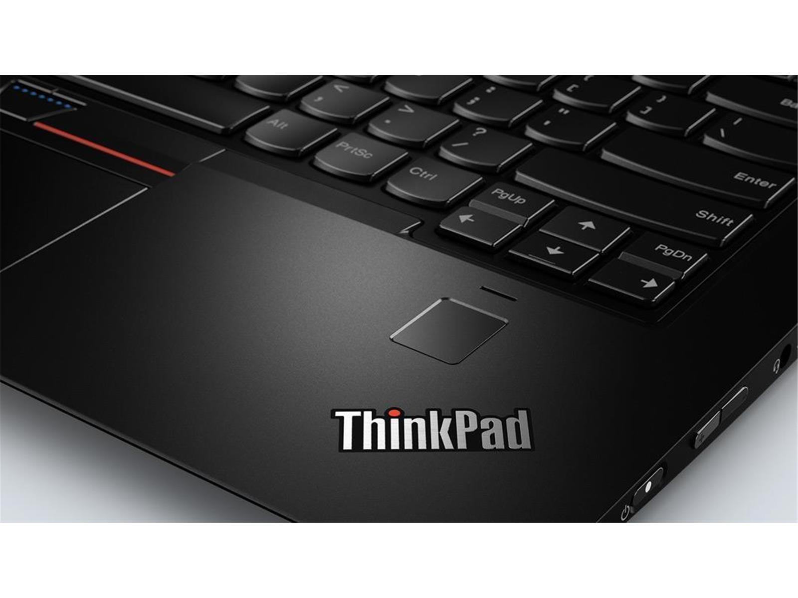 Nahaufnahme eines schwarzen Laptops mit dem ThinkPad-Logo auf der Handballenauflage. Das Trackpad ist ebenfalls sichtbar.
