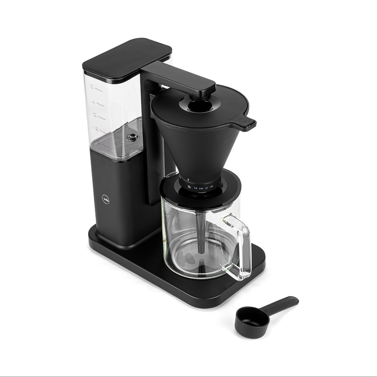 Schwarze Kaffeemaschine mit Messlöffel und klarer Karaffe, weißer Hintergrund.