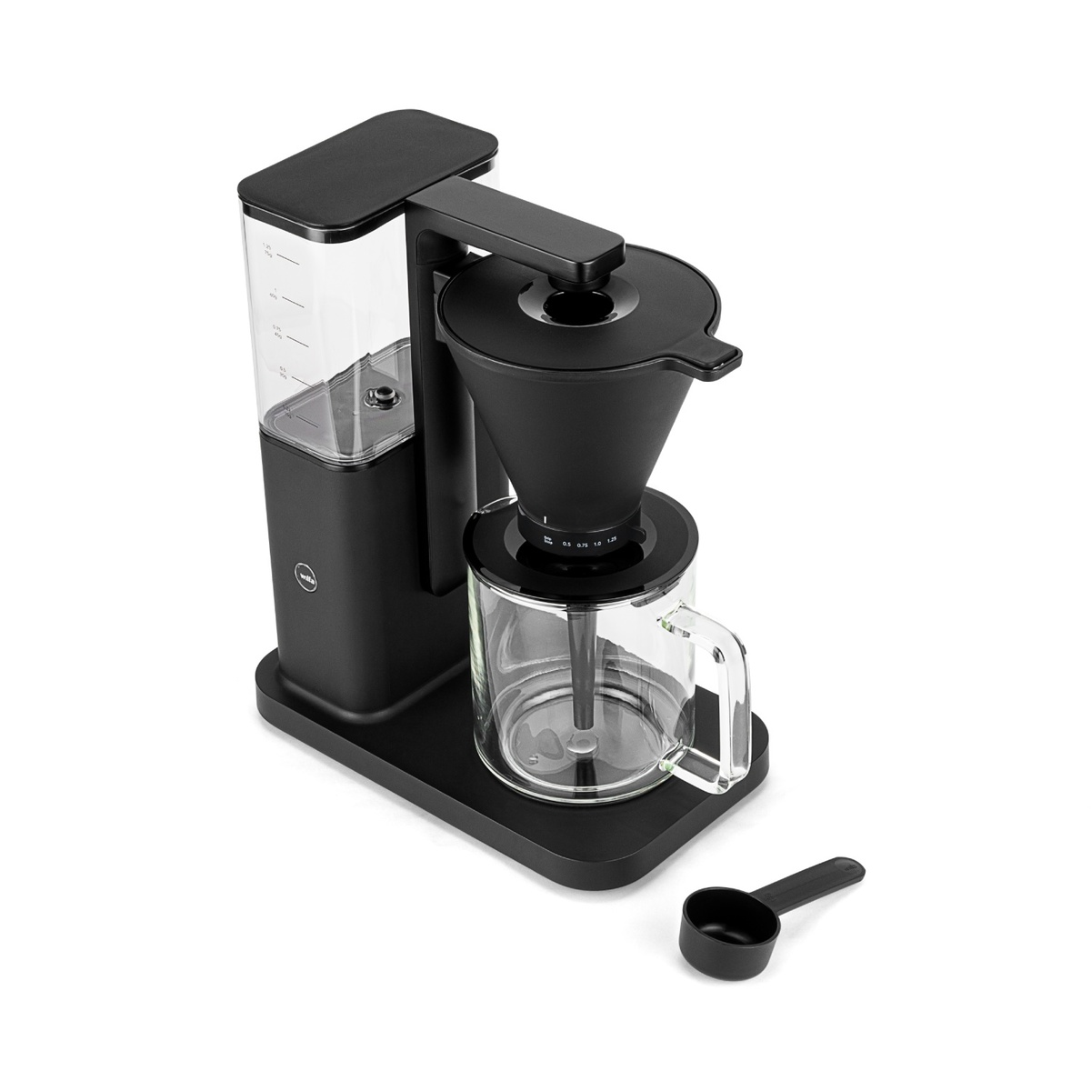 Caffettiera nera con caraffa in vetro e un misurino su sfondo bianco.