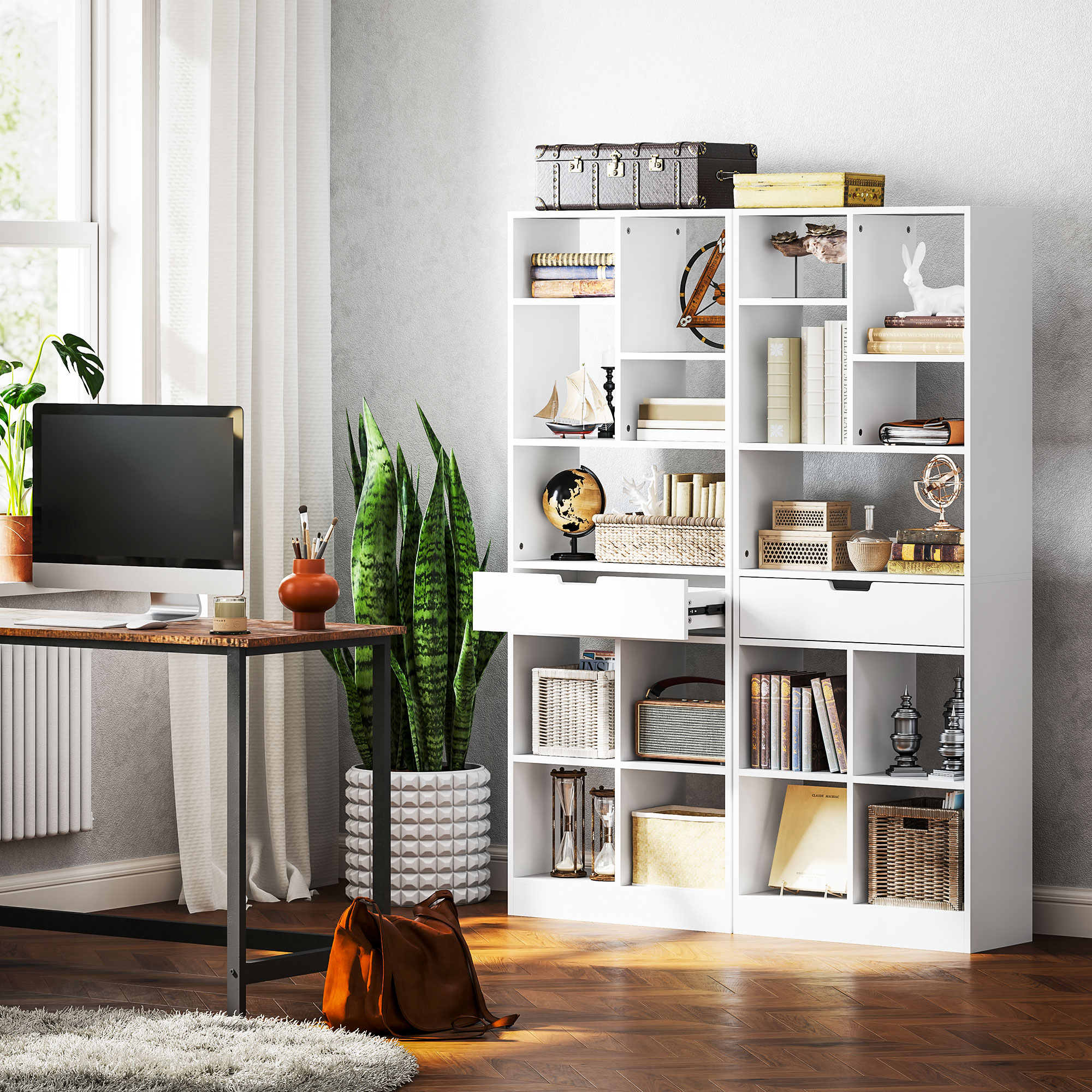 Ein modernes Büro mit weißem Bücherregal, Schreibtisch, grüner Pflanze und einer braunen Ledertasche auf dem Boden.