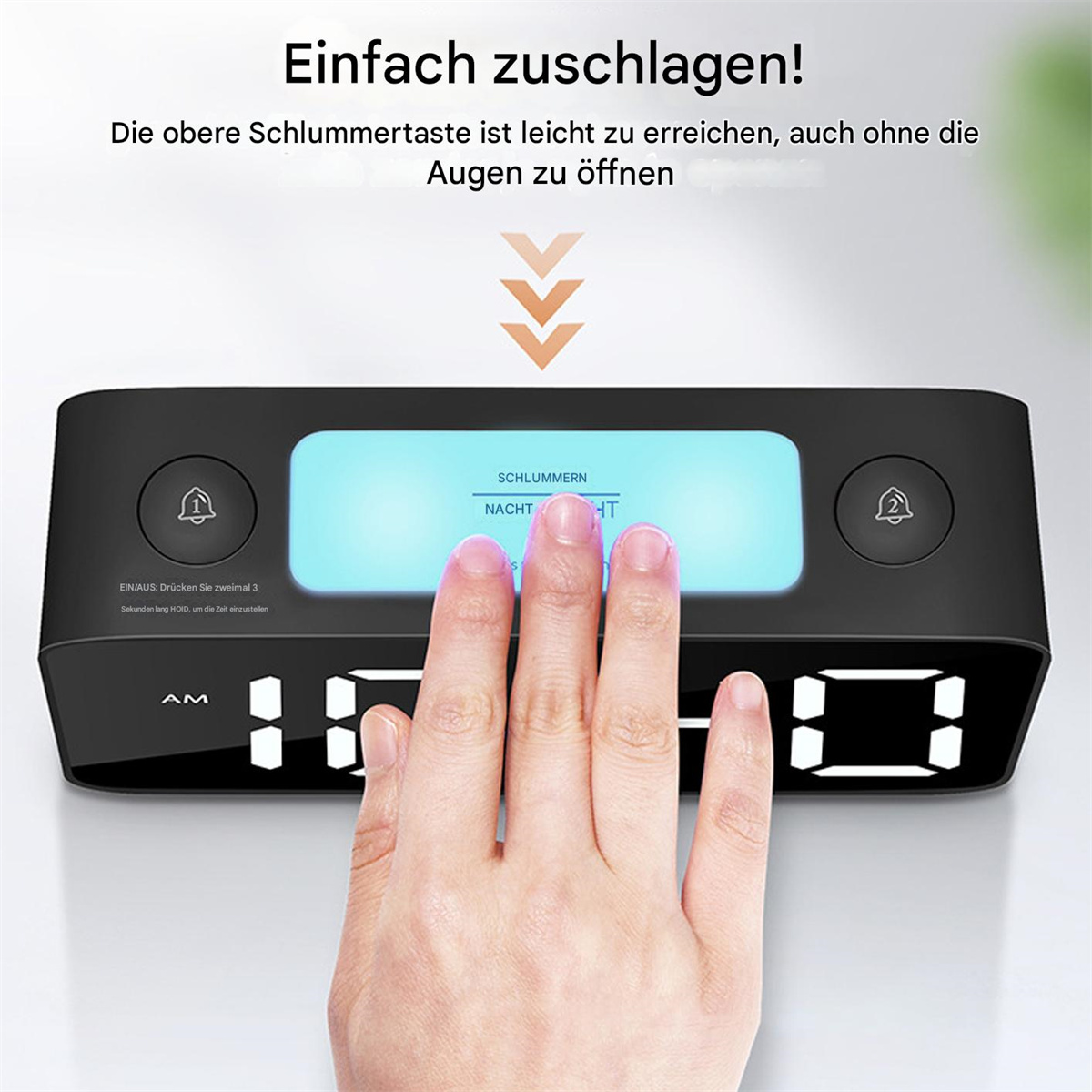 Digitalwecker mit einer Hand, die die Schlummertaste berührt. Das Display zeigt das Wort „SCHLUMMERN“.