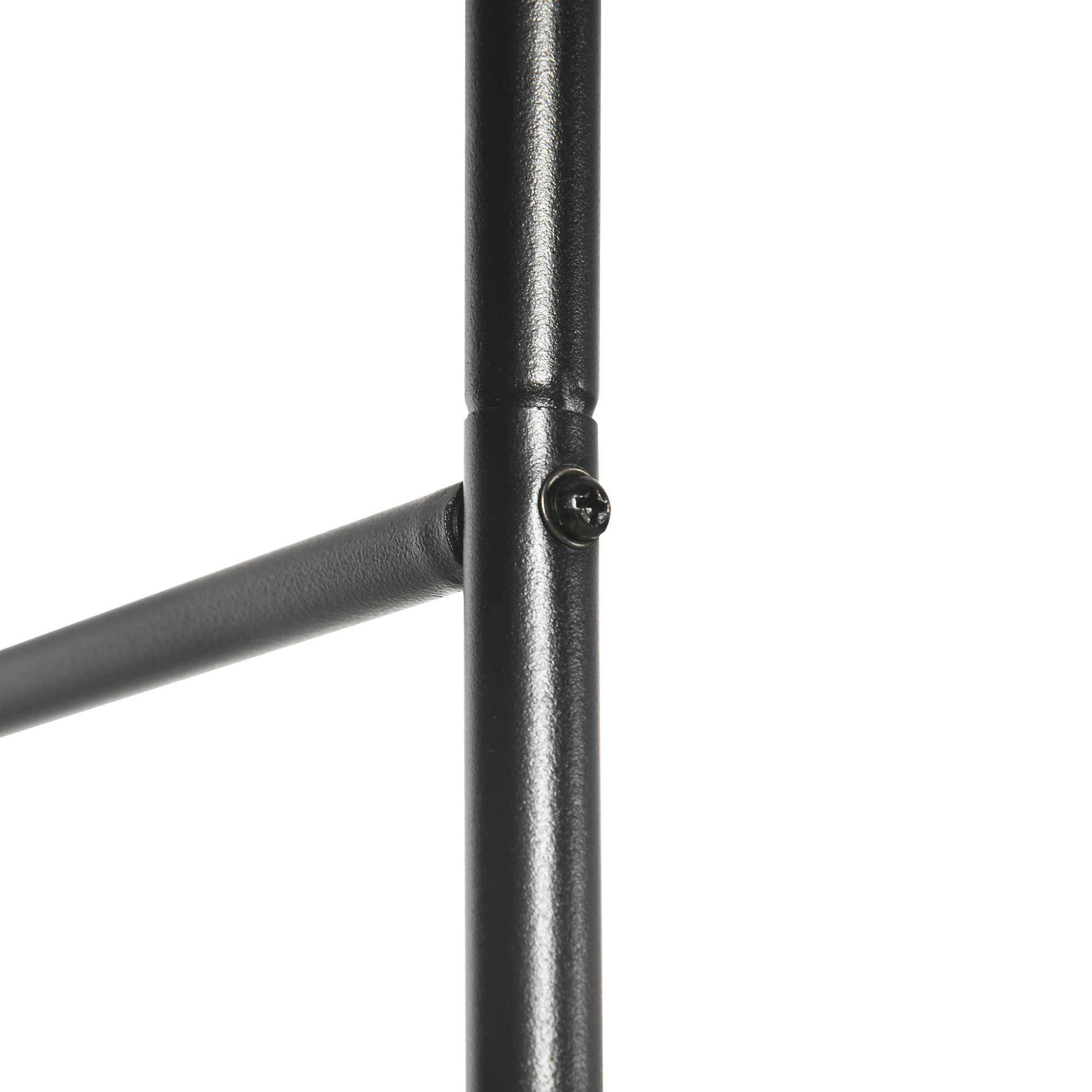 Nahaufnahme einer schwarzen Metallstruktur mit Schraubverbindung, die die Konstruktionsdetails zeigt.