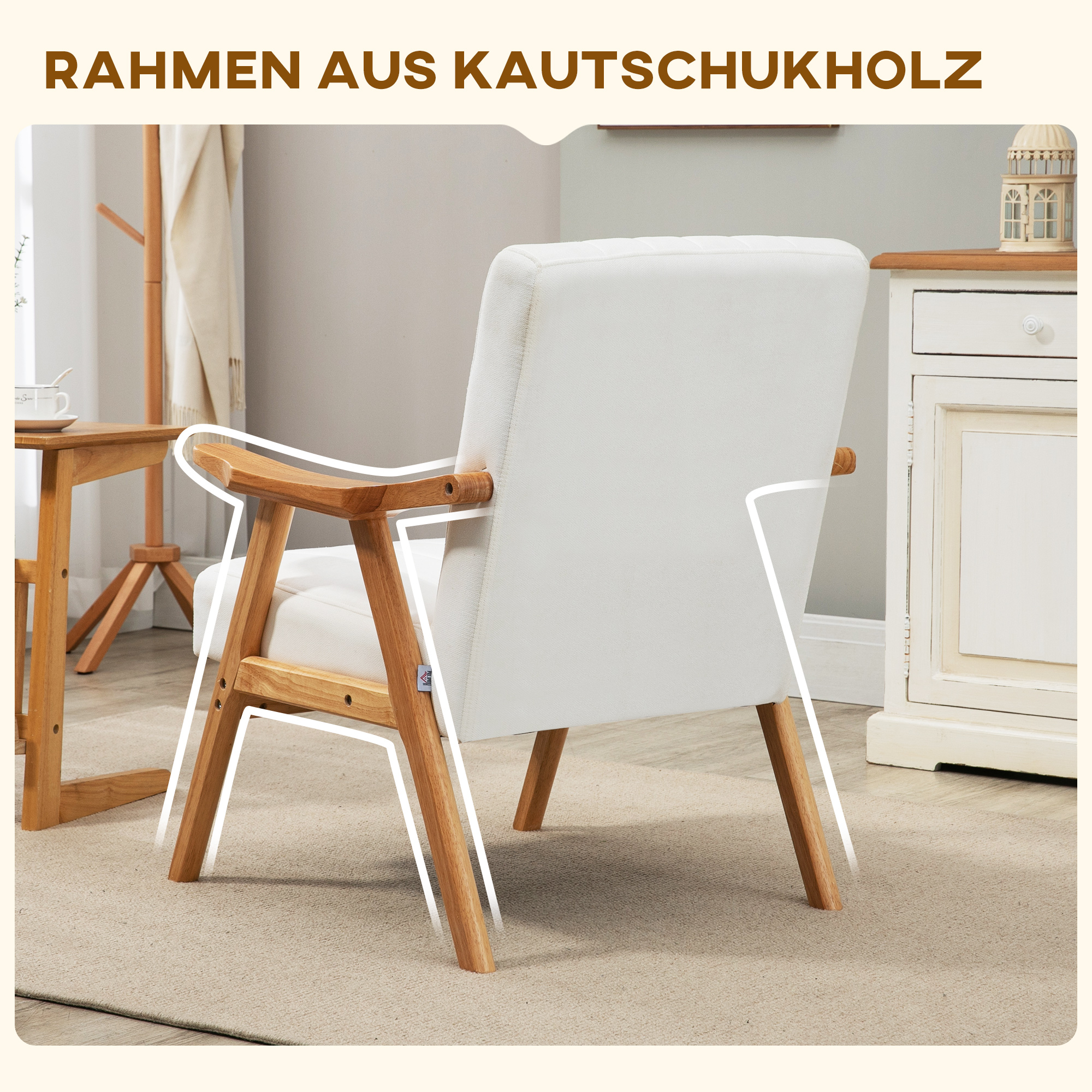 Rückansicht eines weißen Sessels mit Holzrahmen. Eine hellfarbene Wand im Hintergrund mit einem Tisch.