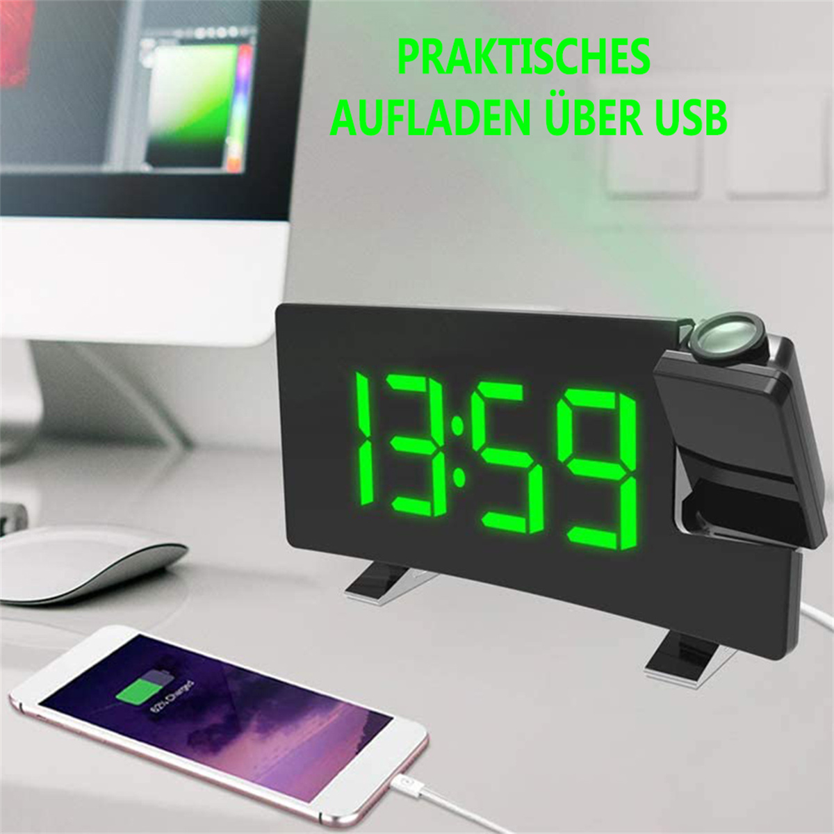 Schwarze Digitaluhr mit grünen Ziffern zeigt 13:59 an. Daneben lädt ein Telefon. Die Uhr hat einen Projektor.