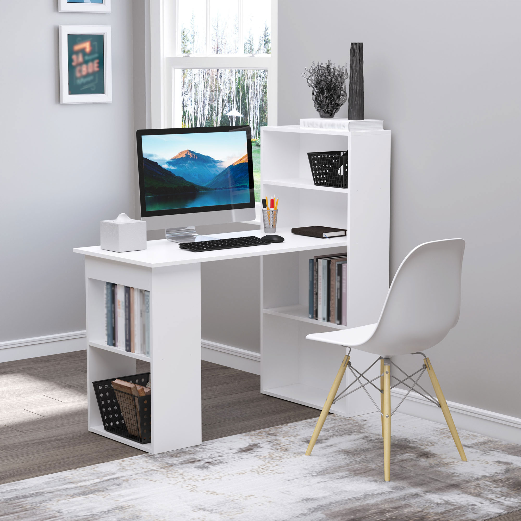 Ein weißer Schreibtisch mit Computer, Büchern und Deko. Ein weißer Stuhl steht am Schreibtisch.