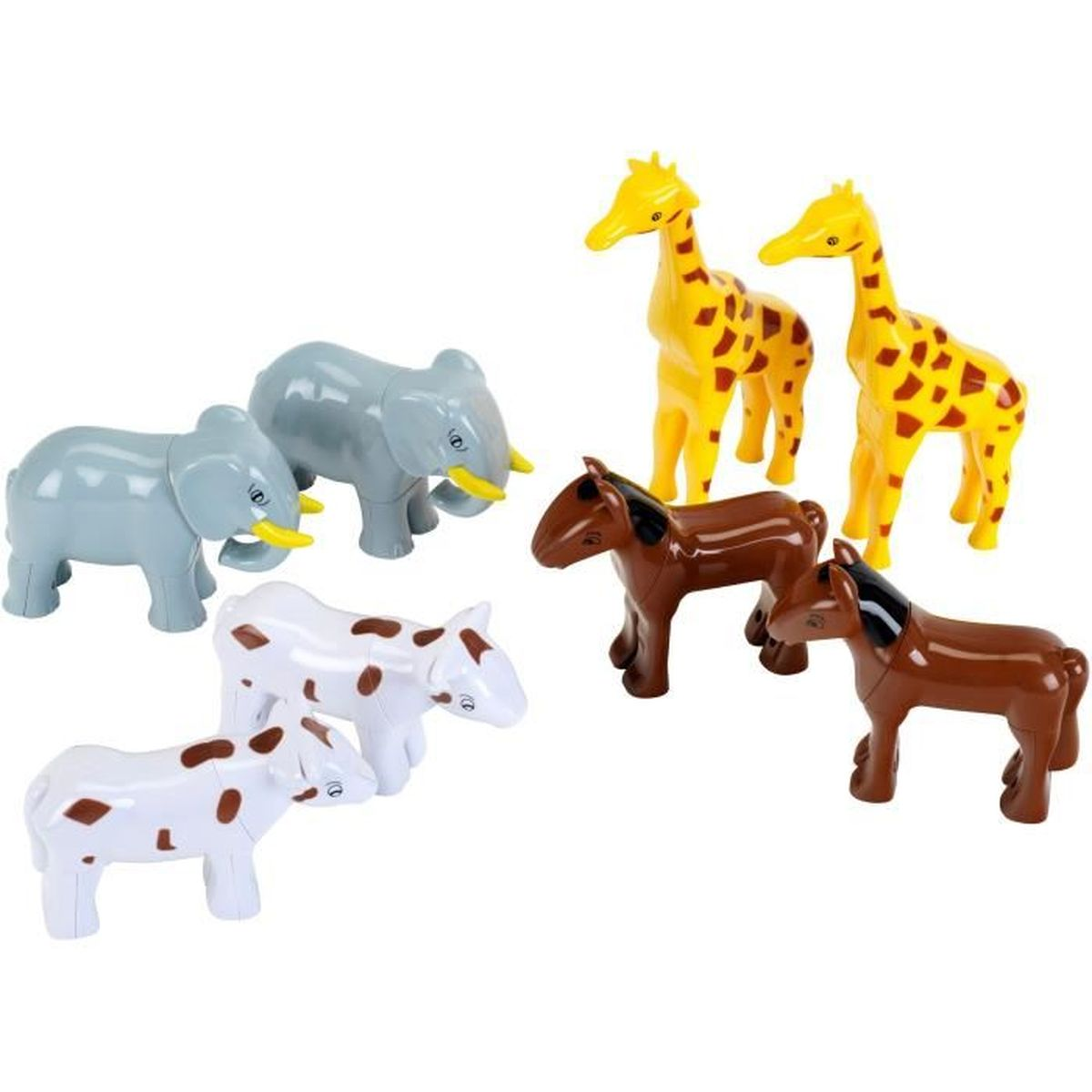 Una collezione di animali giocattolo, tra cui giraffe, elefanti, mucche e cavalli, sono disposti su una superficie bianca.