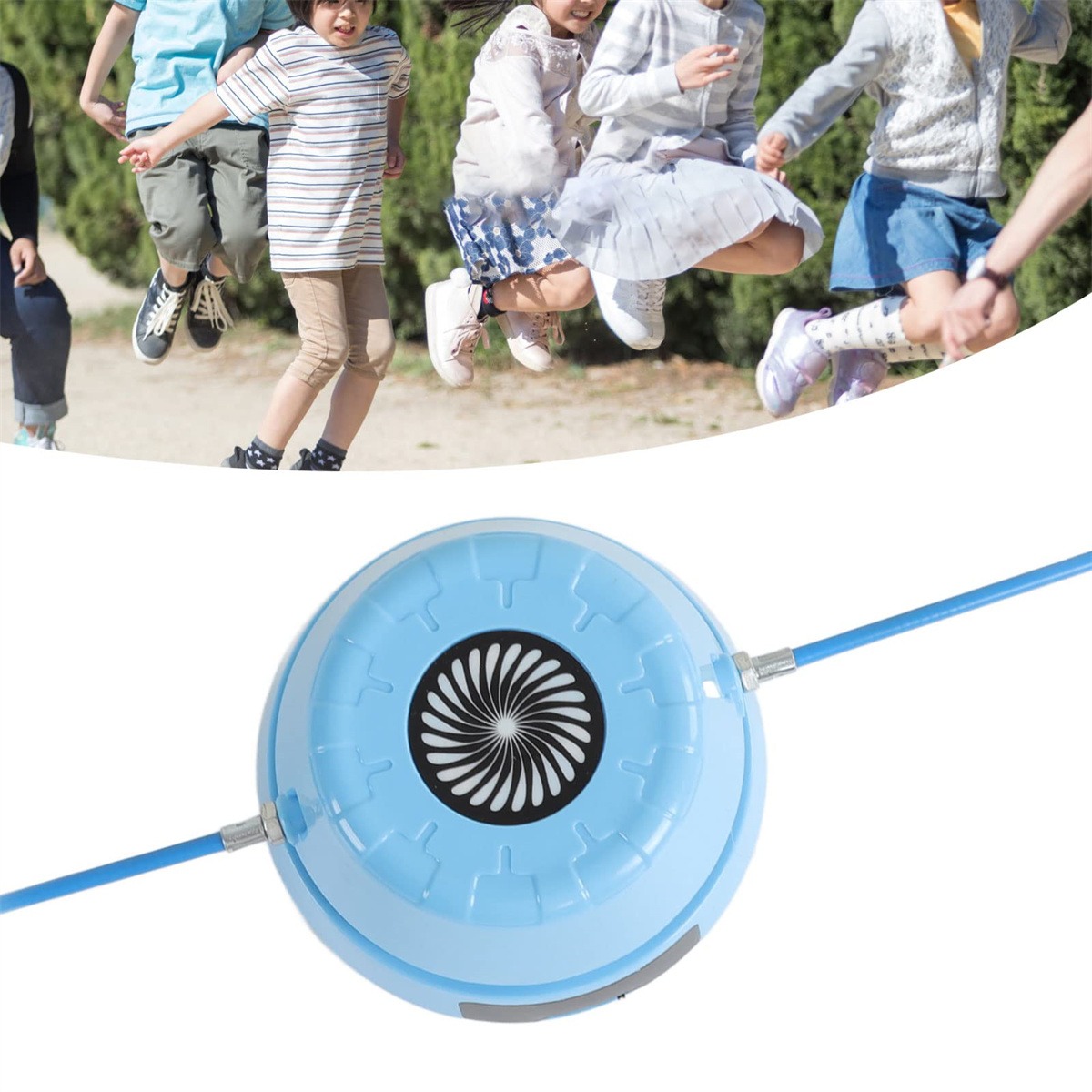 Kinder springen Seil. Ein blaues Springseilgerät im Vordergrund.