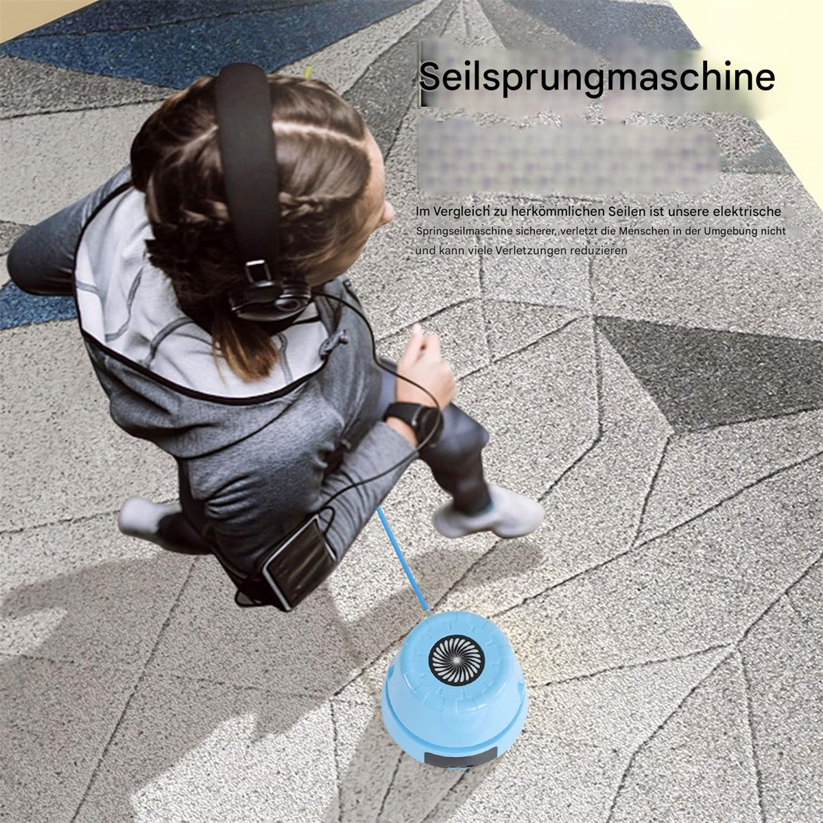 Eine Frau, die mit einer blauen Springseilmaschine springt. Die Maschine ist im Fokus, eine Person im Hintergrund.