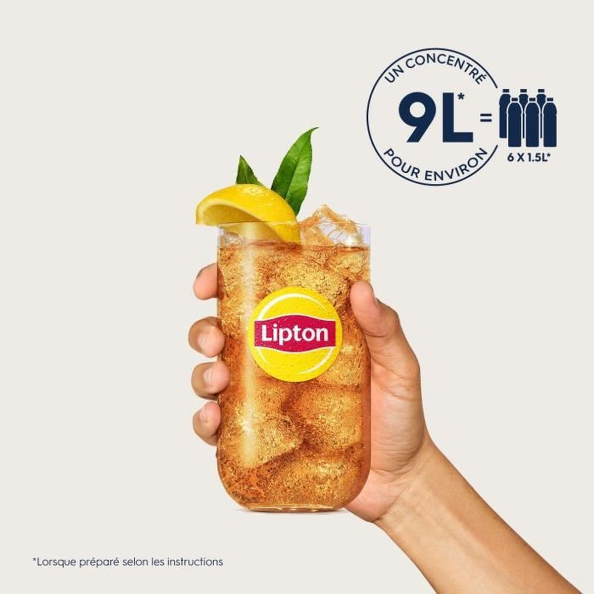 Eine Hand, die ein Glas Eistee mit einer Zitronenscheibe hält, mit dem Wort 'Lipton'.