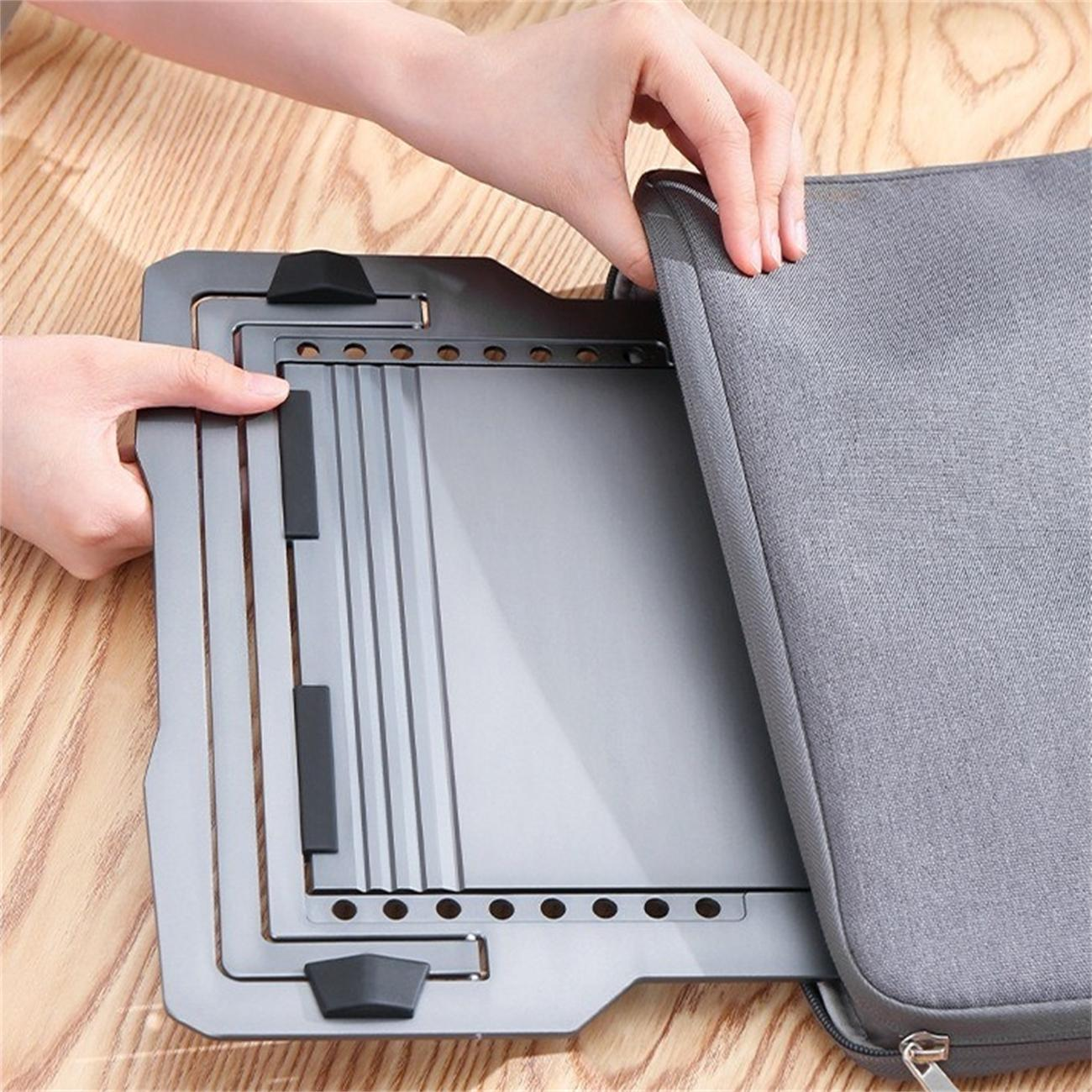Die Hände einer Person öffnen einen grauen Laptop-Ständer. Der Ständer befindet sich in einem grauen Etui.