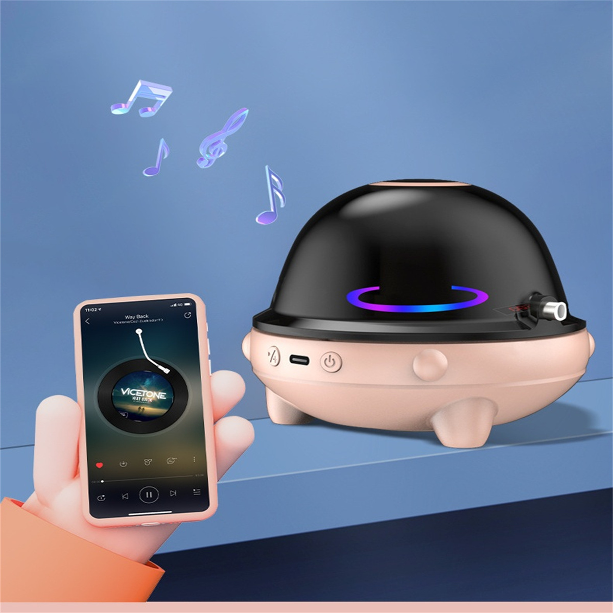Ein Telefon zeigt eine Musik-App-Oberfläche. Ein rosa Lautsprecher sendet Noten daneben, auf einer blauen Oberfläche.