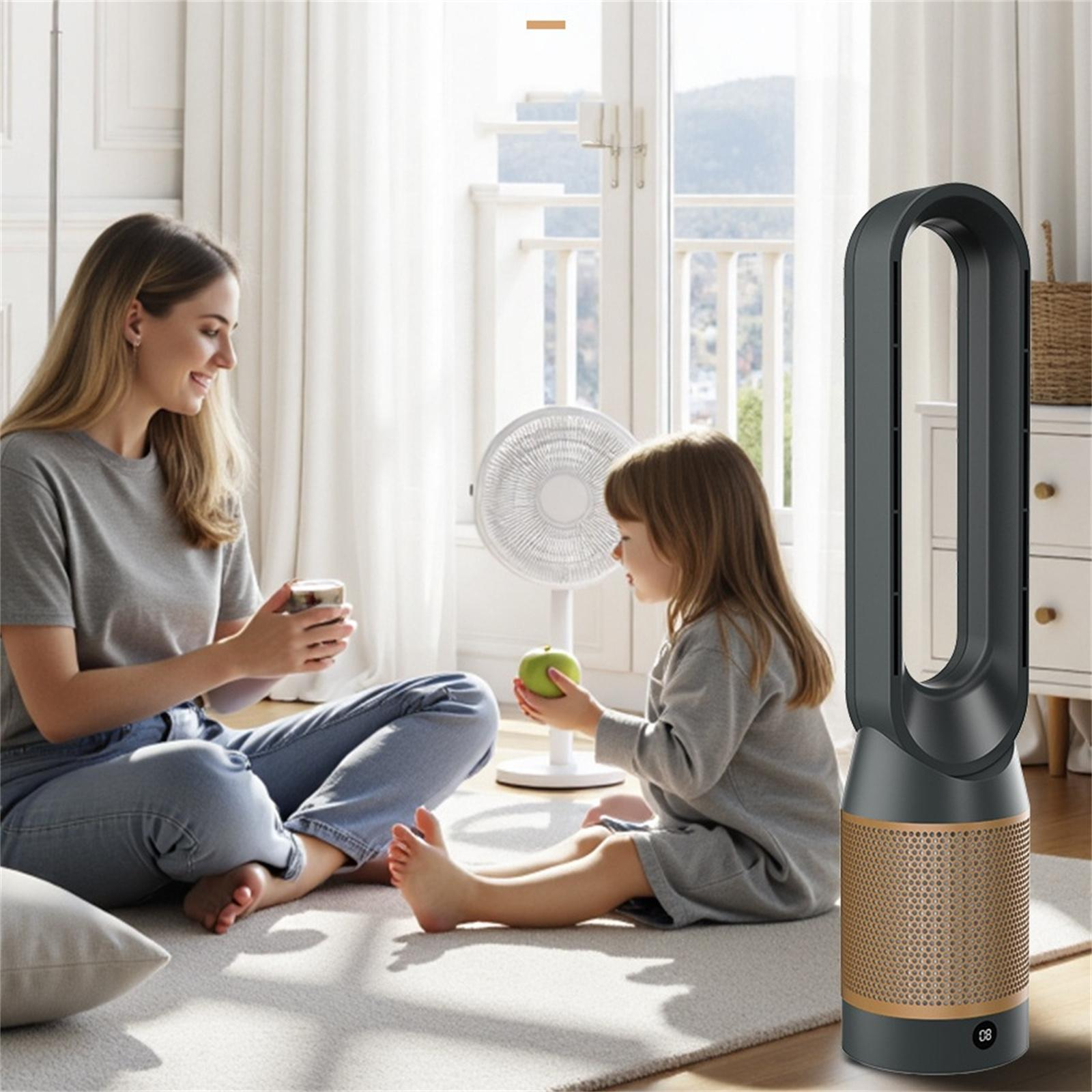 Eine Frau und ein Mädchen sitzen in einem Wohnzimmer. Im Hintergrund ein Ventilator und ein Tisch. Das Mädchen hält einen Apfel.