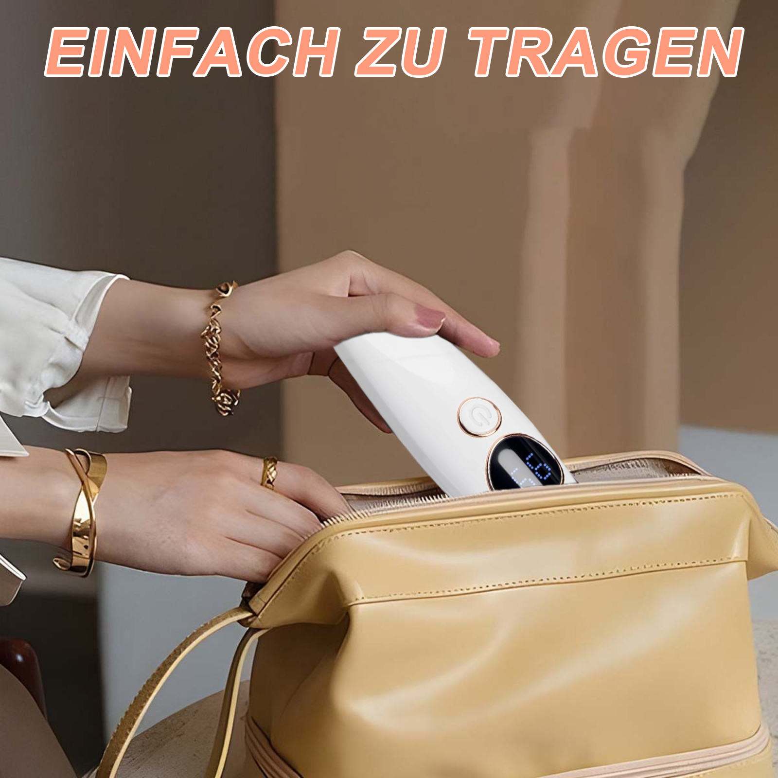 Eine Hand, die einen weißen Epilierer in eine beige Kosmetiktasche legt, mit mehreren goldenen Armbändern.