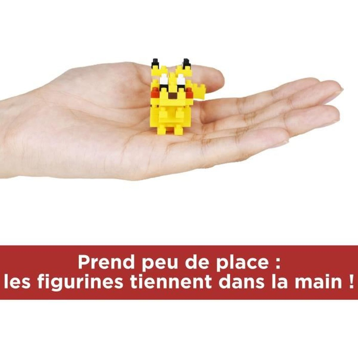 Eine kleine gelbe Pikachu-Figur in der Hand einer Person. Die Figur ist blockartig und aus gelben Blöcken.