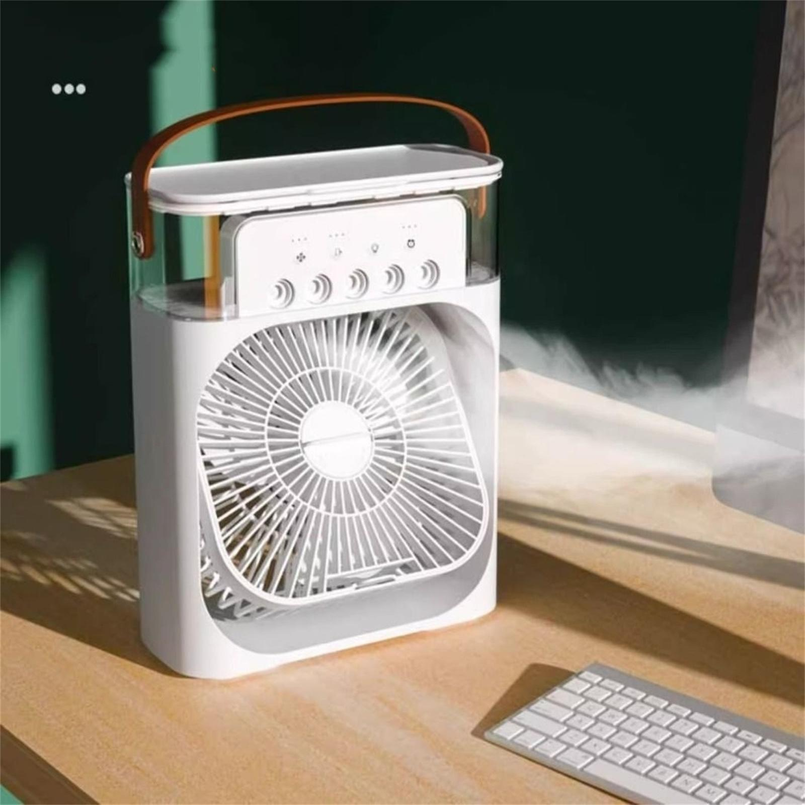 Ein weißer und grauer tragbarer Luftkühler auf einem Holztisch, mit Griff, Ventilator und Bedienfeld.