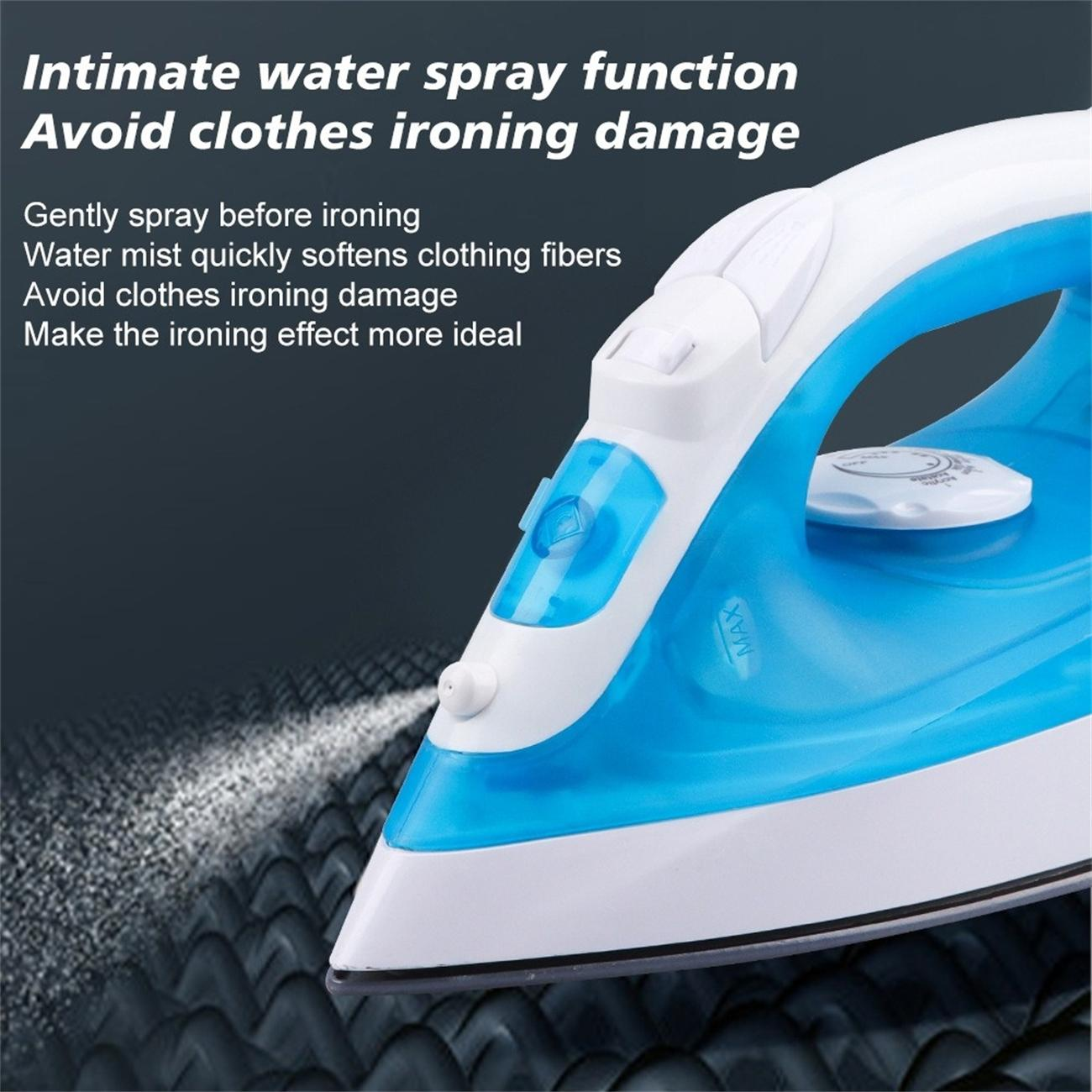 Nahaufnahme eines weiß-blauen Bügeleisens. Ein Wasserspray kommt von vorne.