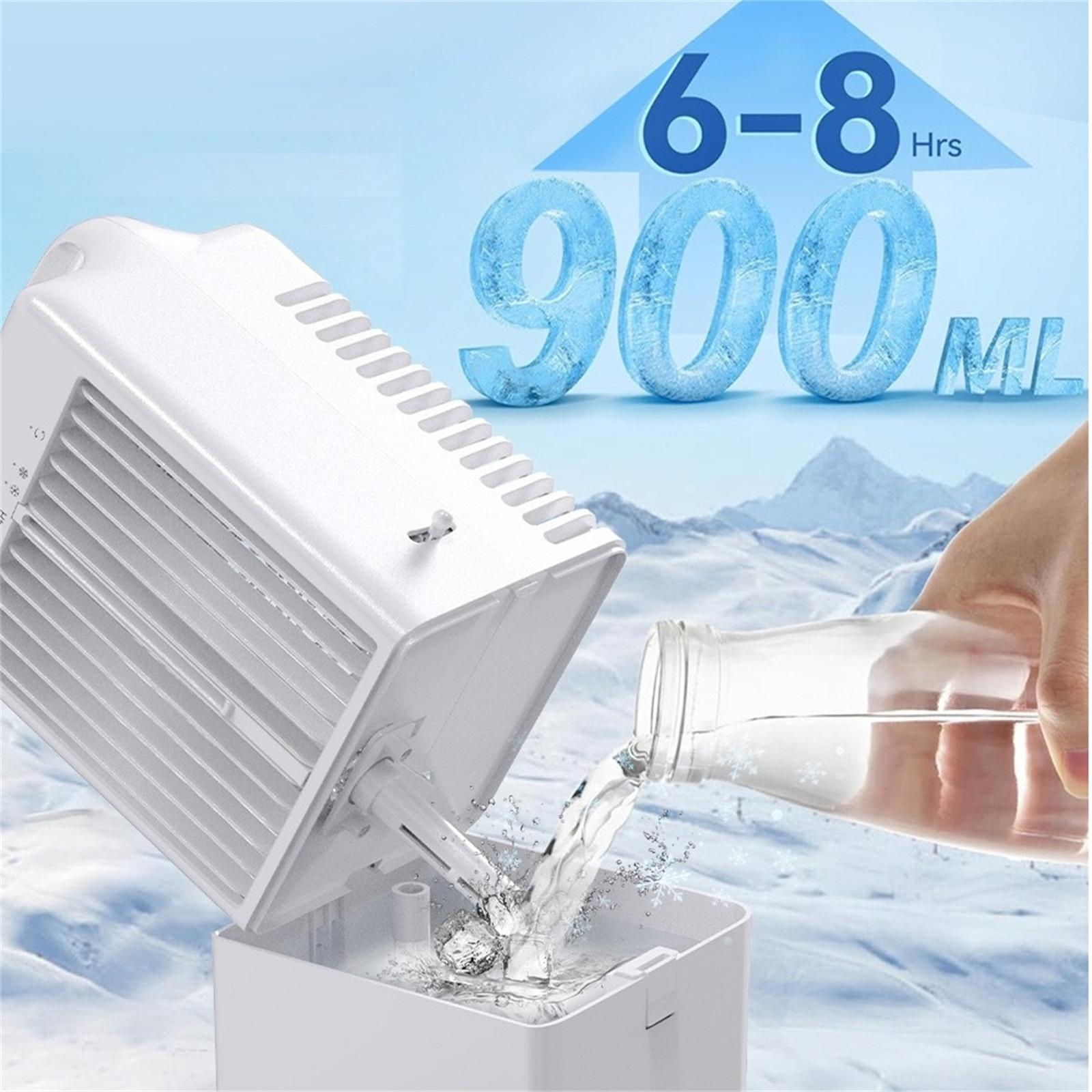 Ein weißer Luftkühler wird mit Wasser gefüllt. Eiswürfelformen sind sichtbar.