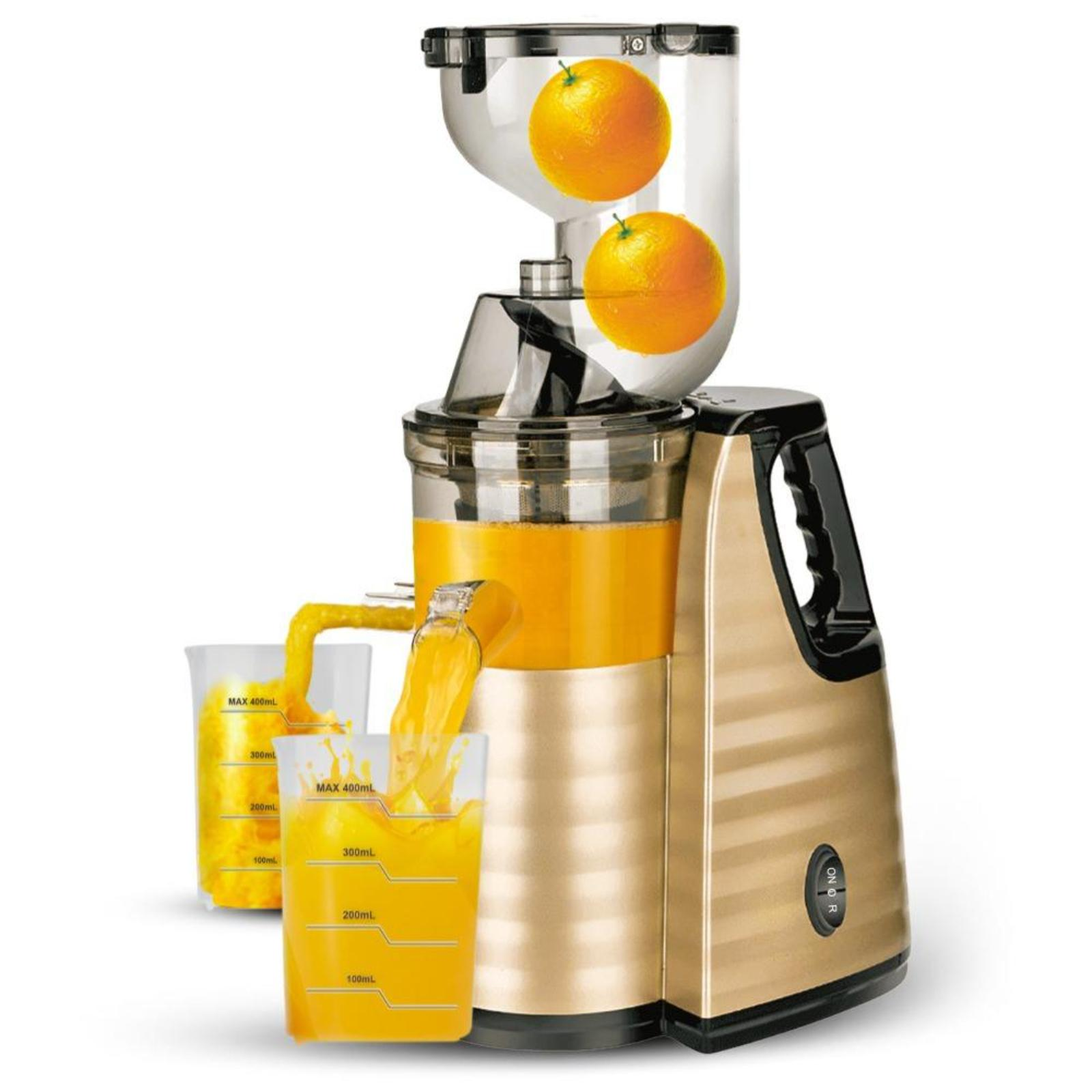Ein goldener Entsafter mit Orangen und Saft wird gegossen. Es ist auf weißem Grund.