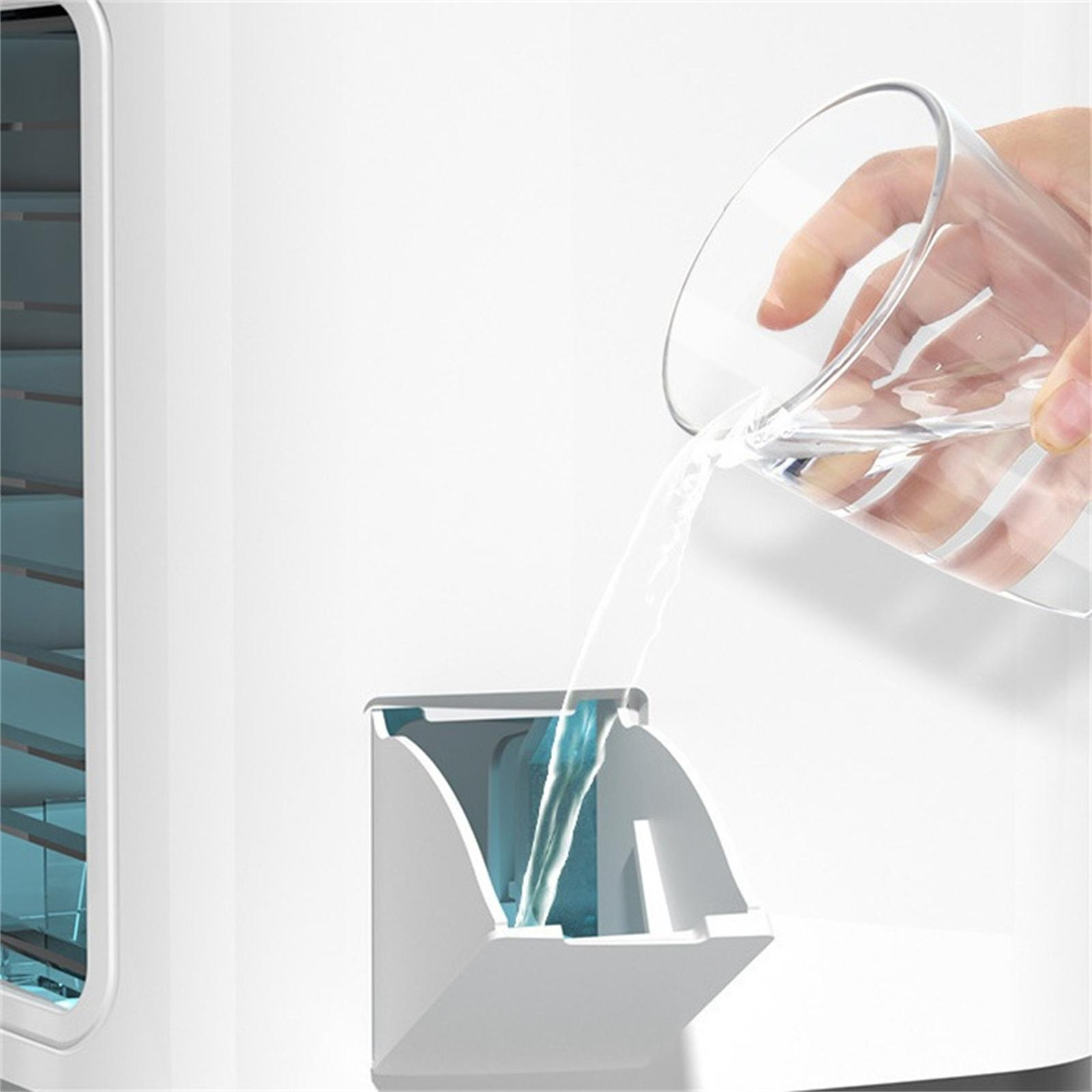 Eine Hand gießt Wasser aus einem Glas in einen weißen Luftkühler.