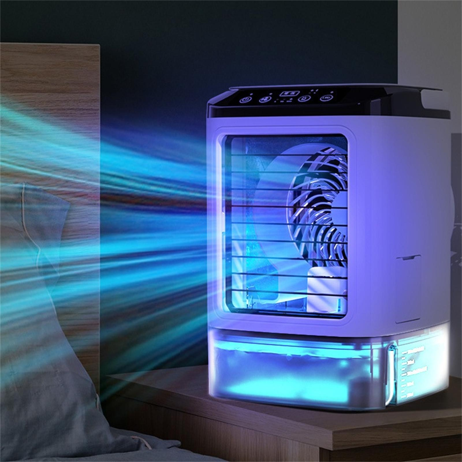 Luftkühler mit blauem Licht, das vom vorderen Ventilator ausgeht. Es ist in einem Raum.