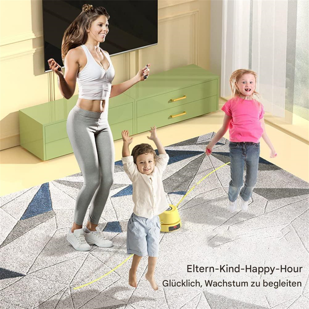 Eine Frau, zwei Kinder und eine gelbe Springseilmaschine. Sie springen auf einem gemusterten Teppich.