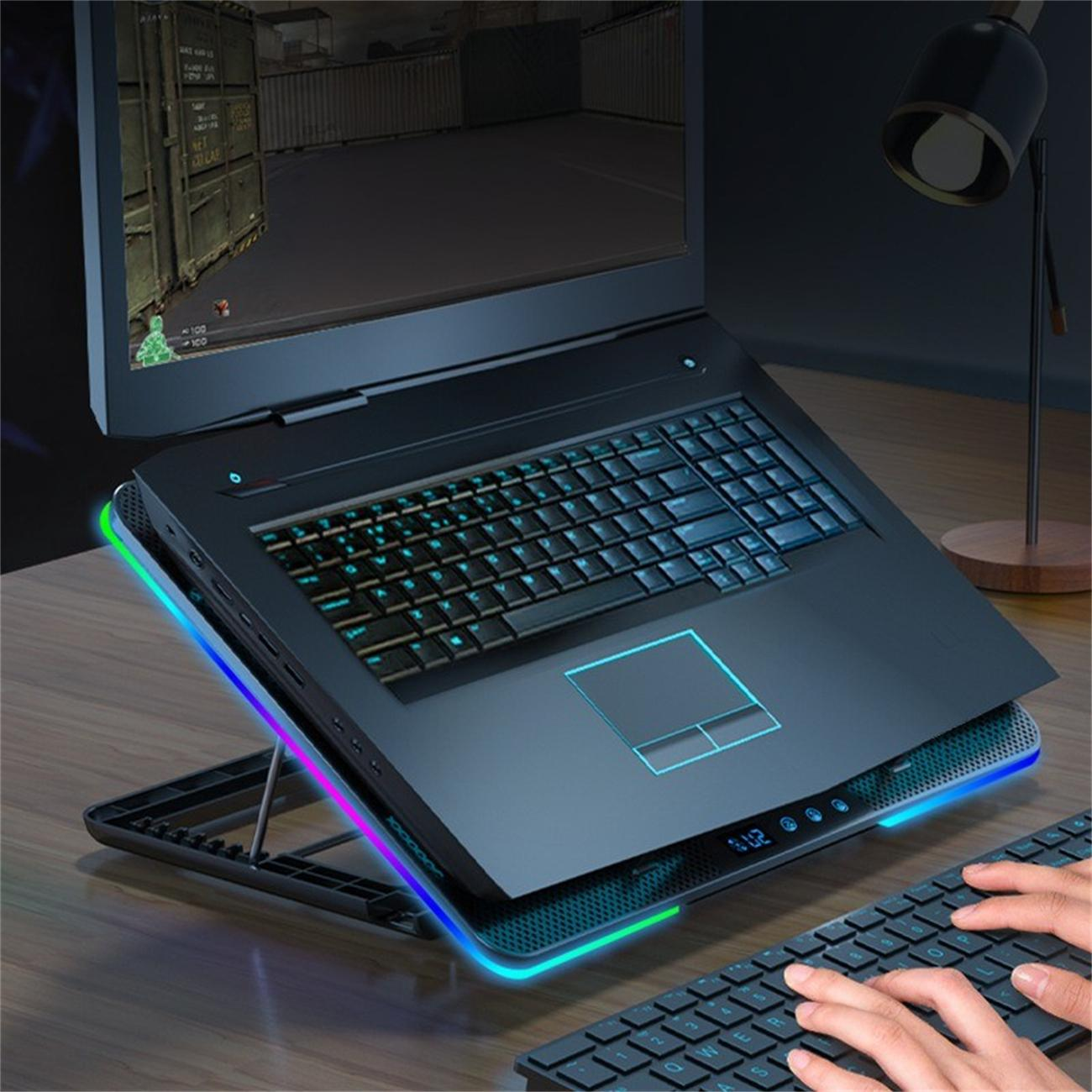 Laptop auf einem Ständer mit bunten Lichtern. Eine Tastatur befindet sich darunter. Ein Bildschirm zeigt ein Spiel.