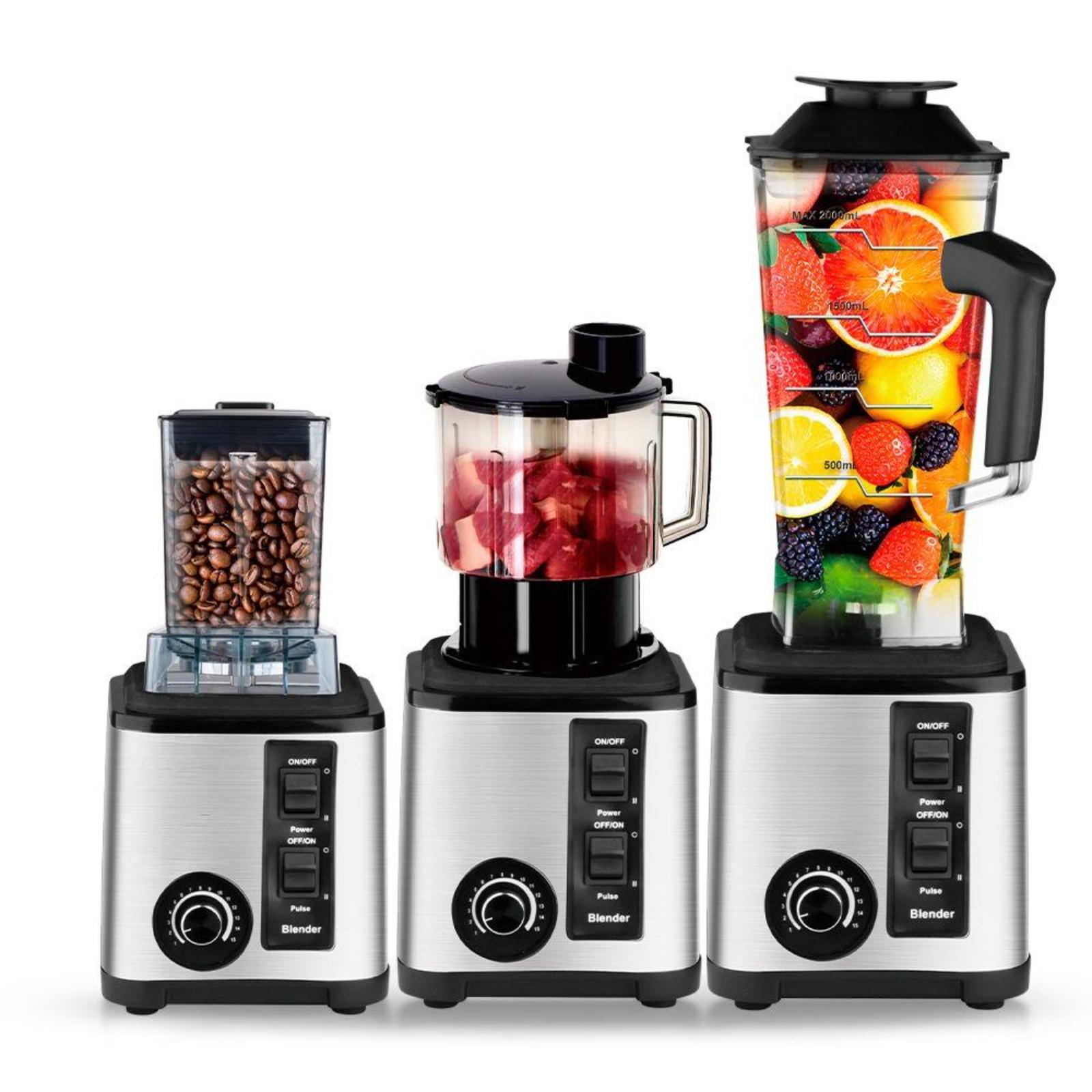 Drei silberne Mixer in verschiedenen Größen. Einer mit Kaffeebohnen, einer mit gehacktem Obst, einer mit Obst.